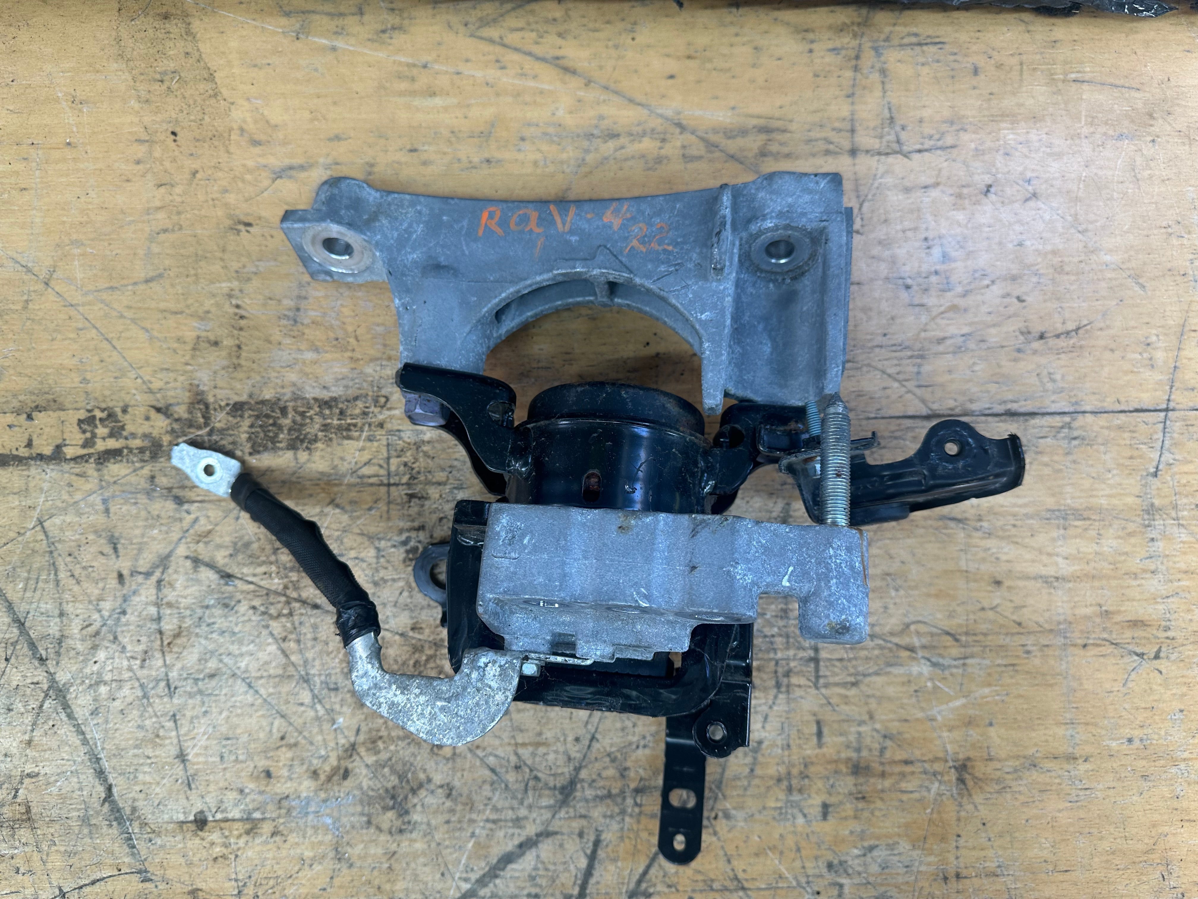 Toyota RAV4 (XA50) 2022 2.5 Hybrid Right Driver's Side Engine Mount (12305-25040)