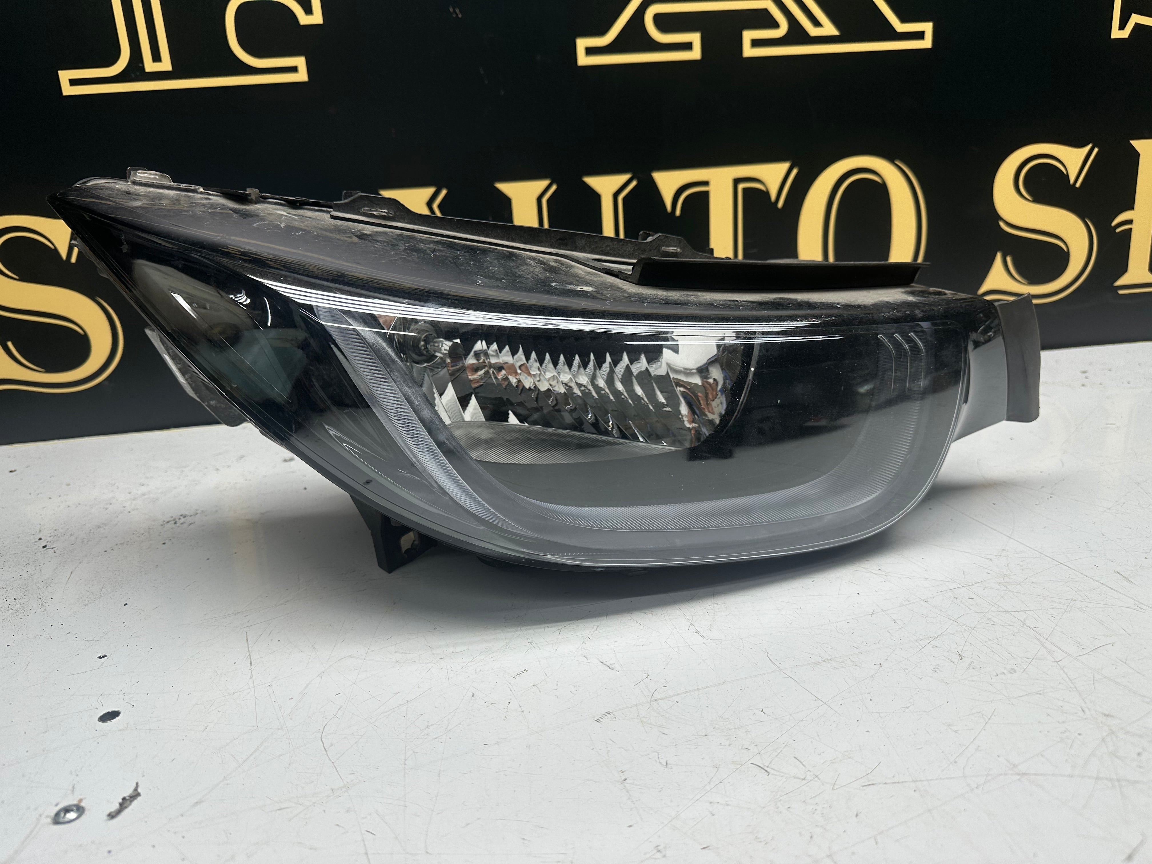 BMW i3 2017 Right Halogen Headlight 7295672 (63.11-7295672-12)