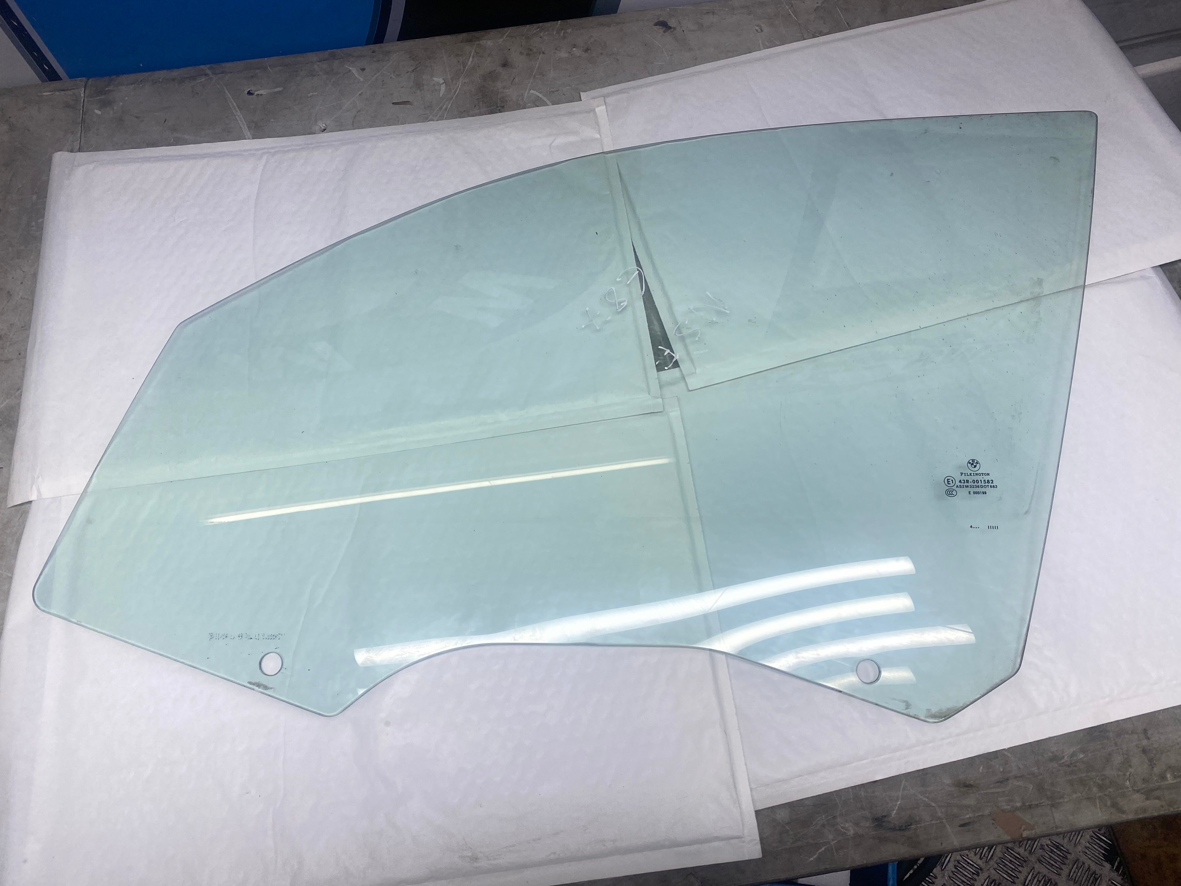 BMW E87 Front Passenger Side Window Glass – 2004–2011