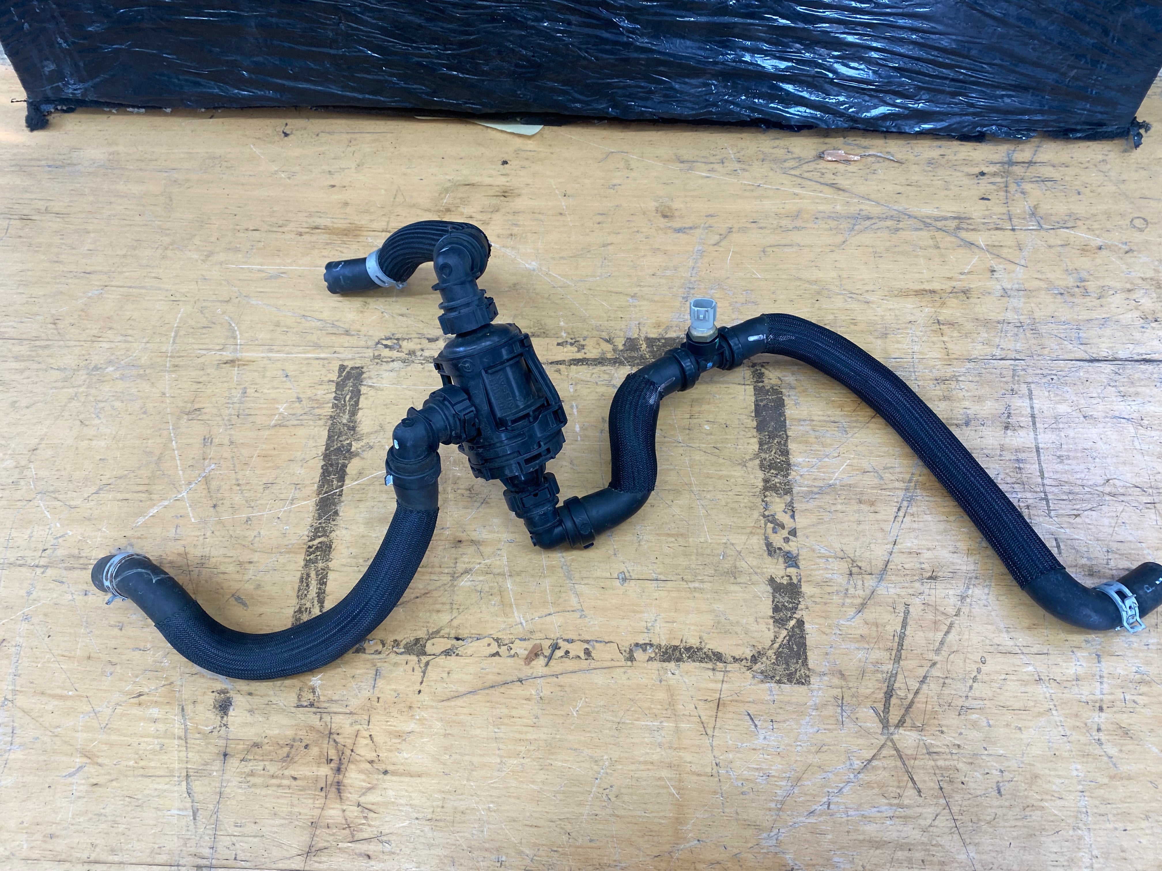 Renault Thermostat Housing – Trafic III / Megane IV / Nissan (212001517R)