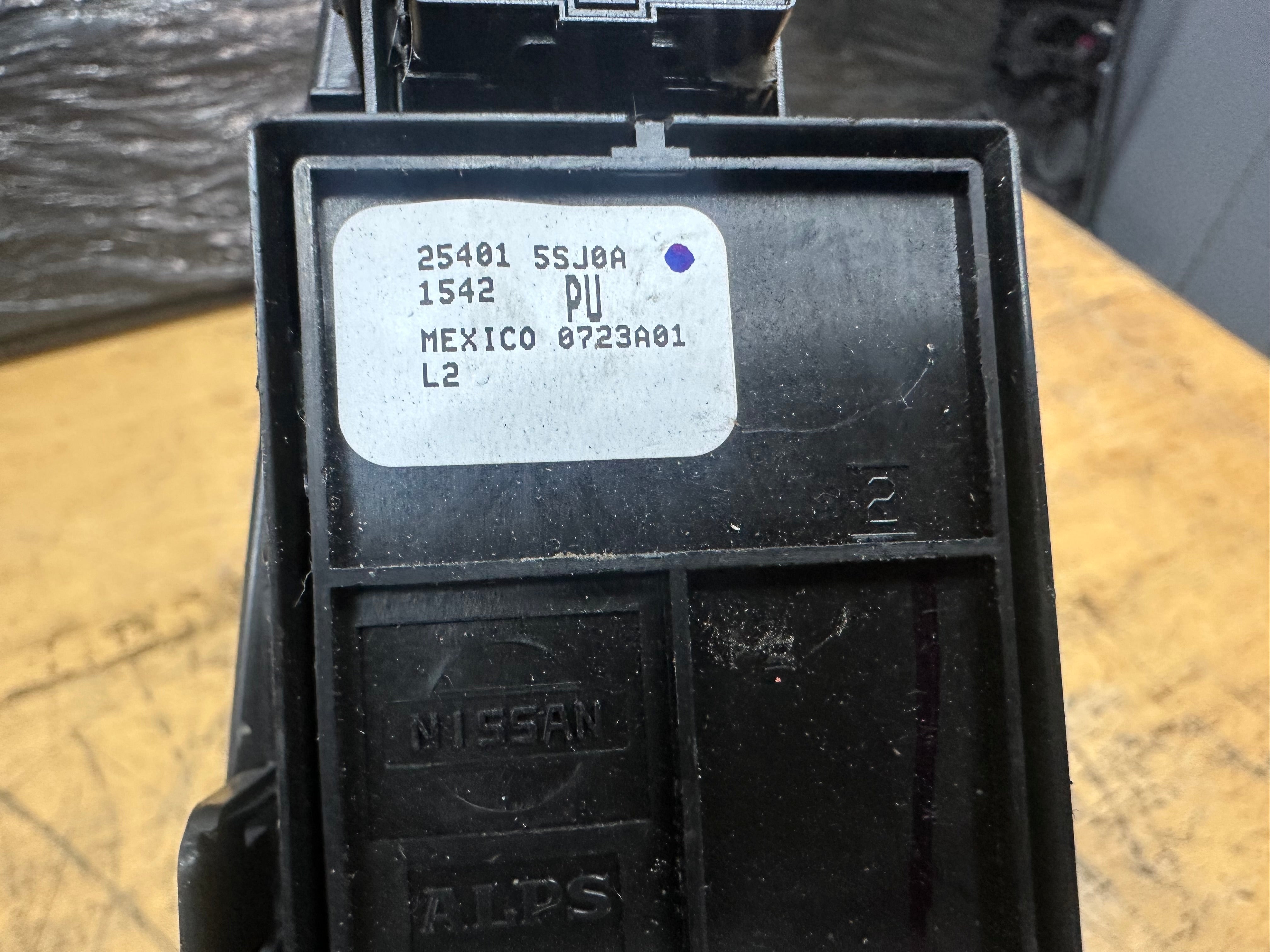 Nissan Leaf 2021 Front Right Door Window Switch (80960 3NM0A) (25401 5SJ0A)