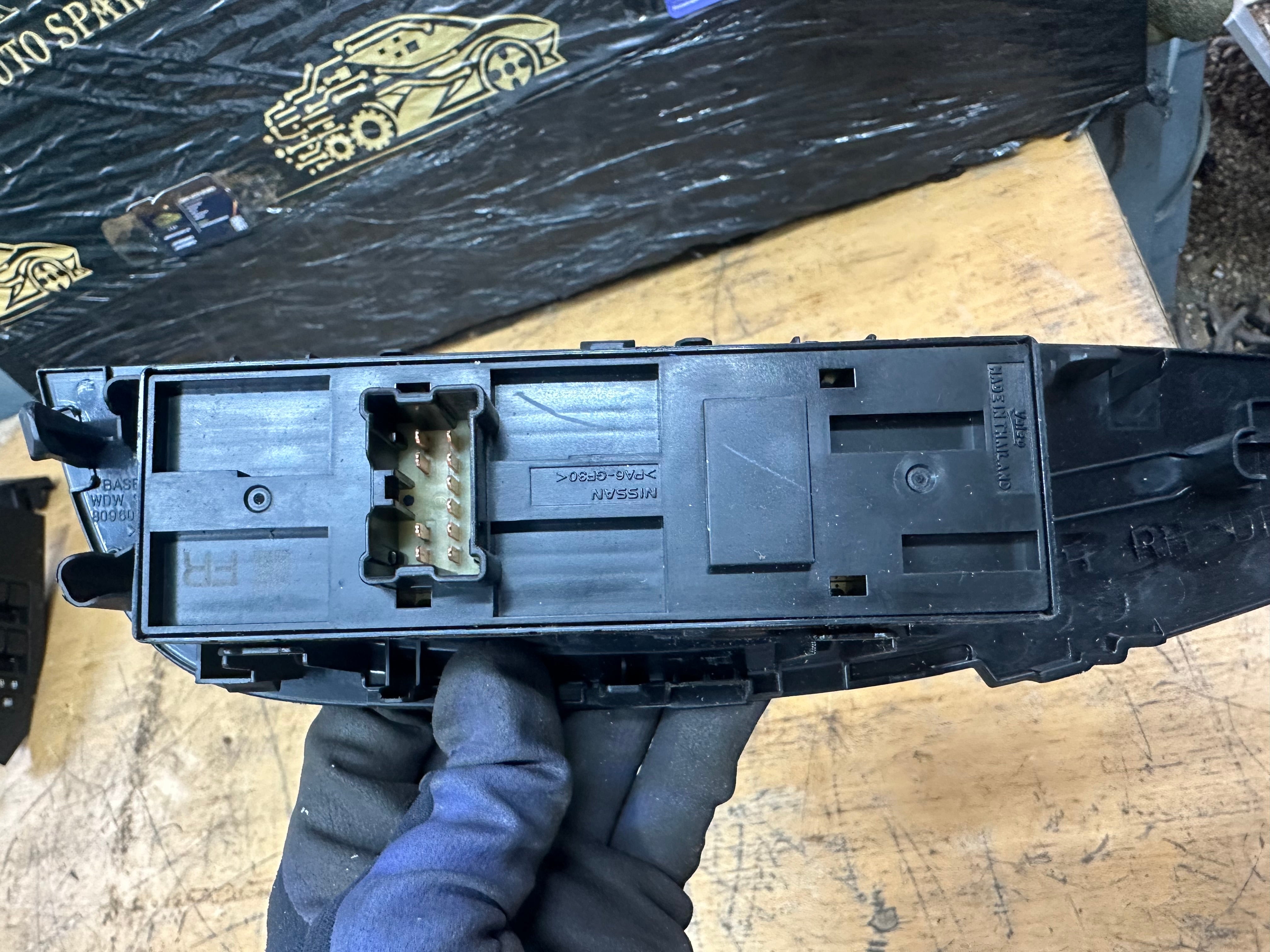 Nissan Qashqai 2015 Front Right O/S/F Door Window Switch Button (80960 4EA0AX)