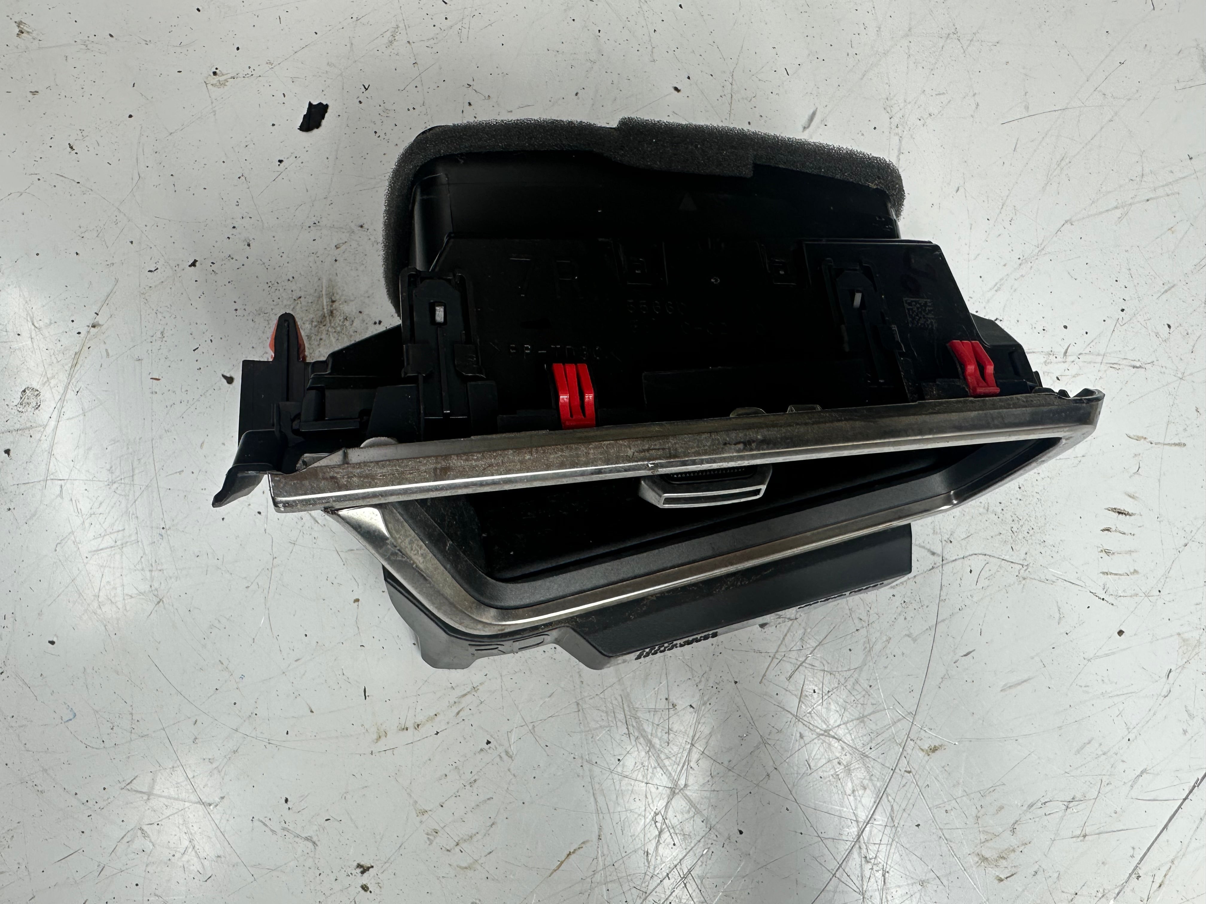 Toyota Corolla Right Dashboard Air Vent (55660-02510) (55660-02520)