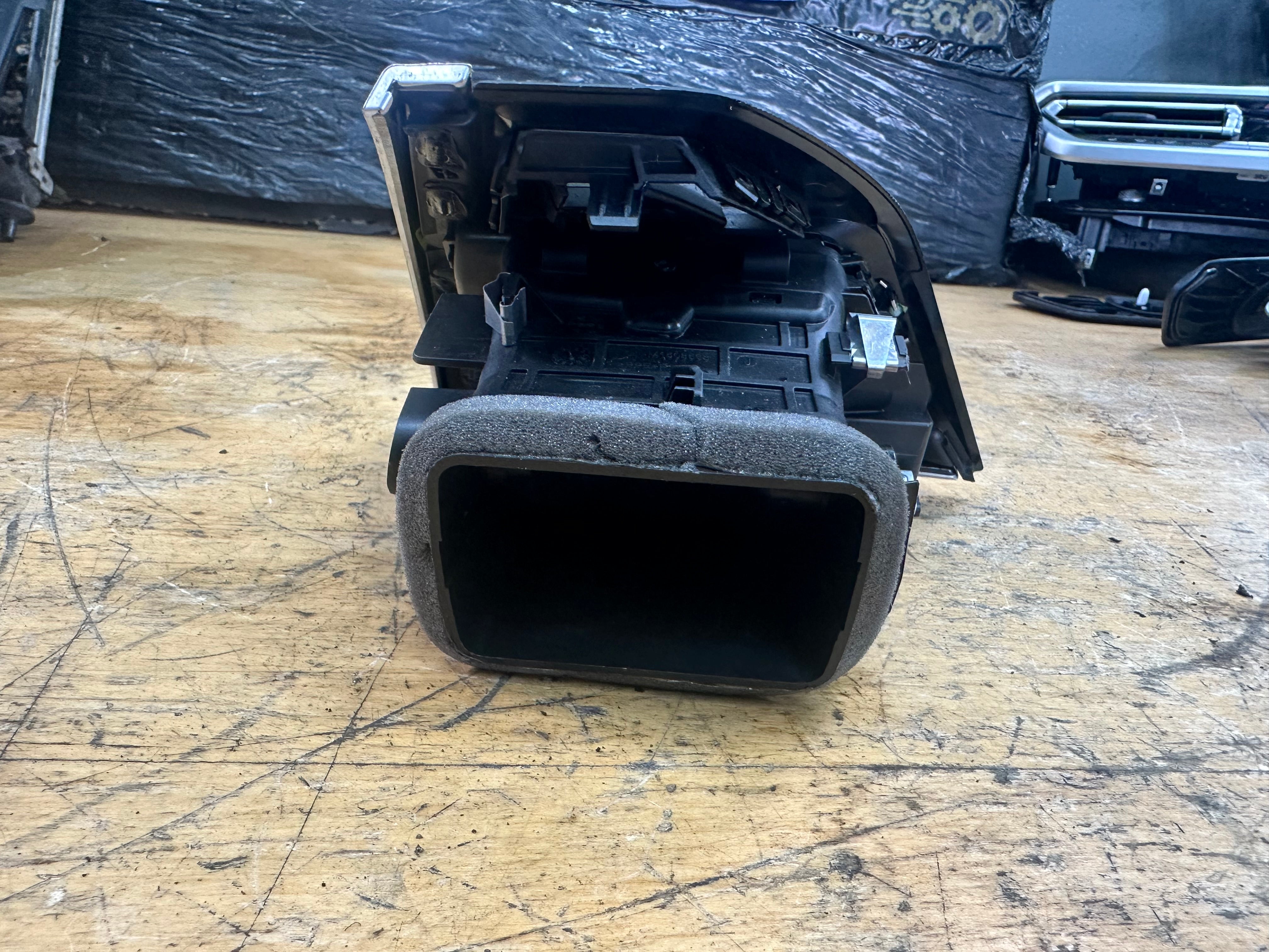 BMW G01 G02 G08 X3 X4 Driver’s Right Side Air Vent (9871600) (9871600-06)