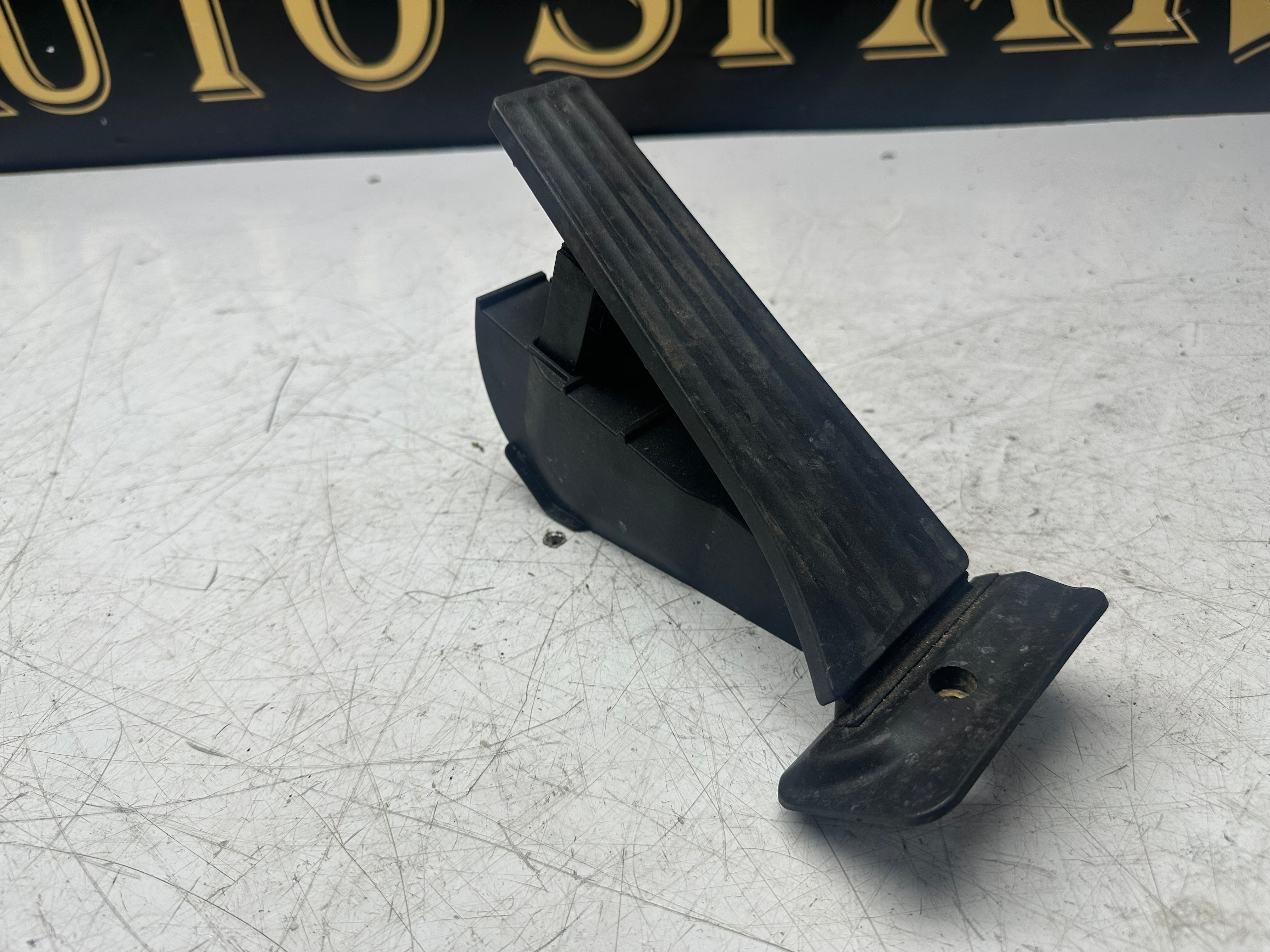 BMW F39 Gas Throttle Accelerator Pedal Assembly (6889822)