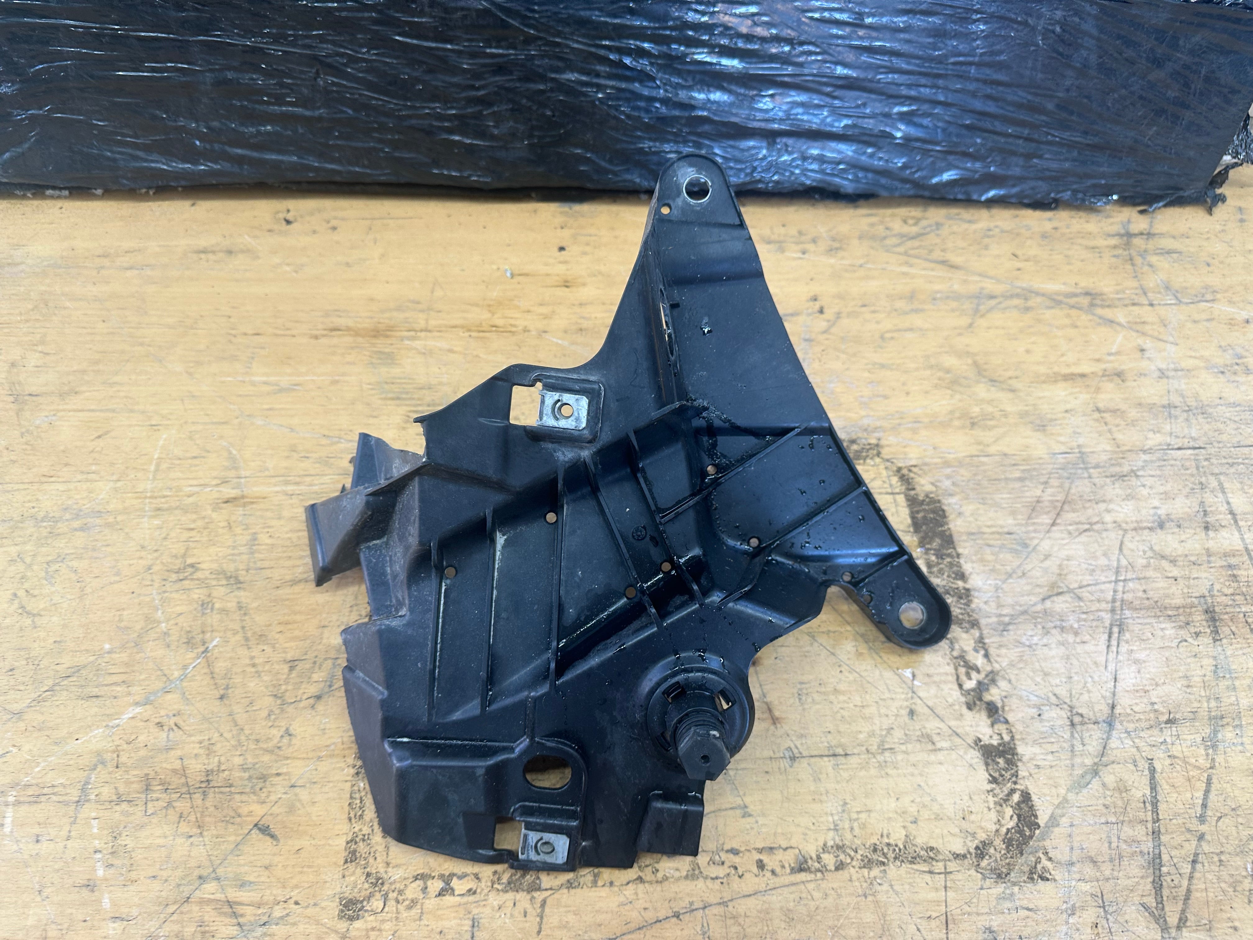 BMW X5 X6 F15 F16 2015–2018 Right Driver's Front Fender Bracket O/S (7294544)