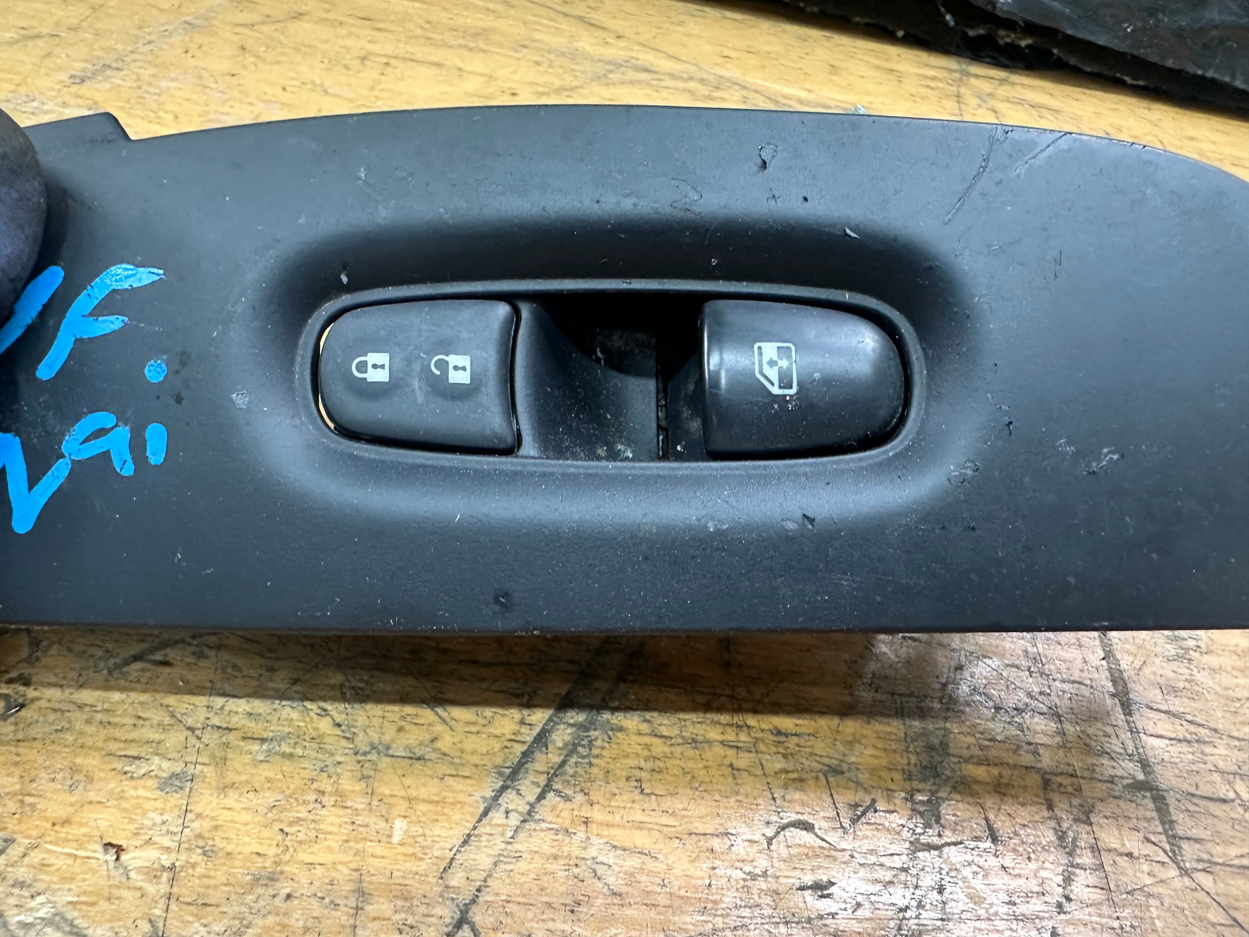 Nissan Qashqai J11 2015 Front Left Door N/S/F Window Switch Button (80961 4EA0AX)