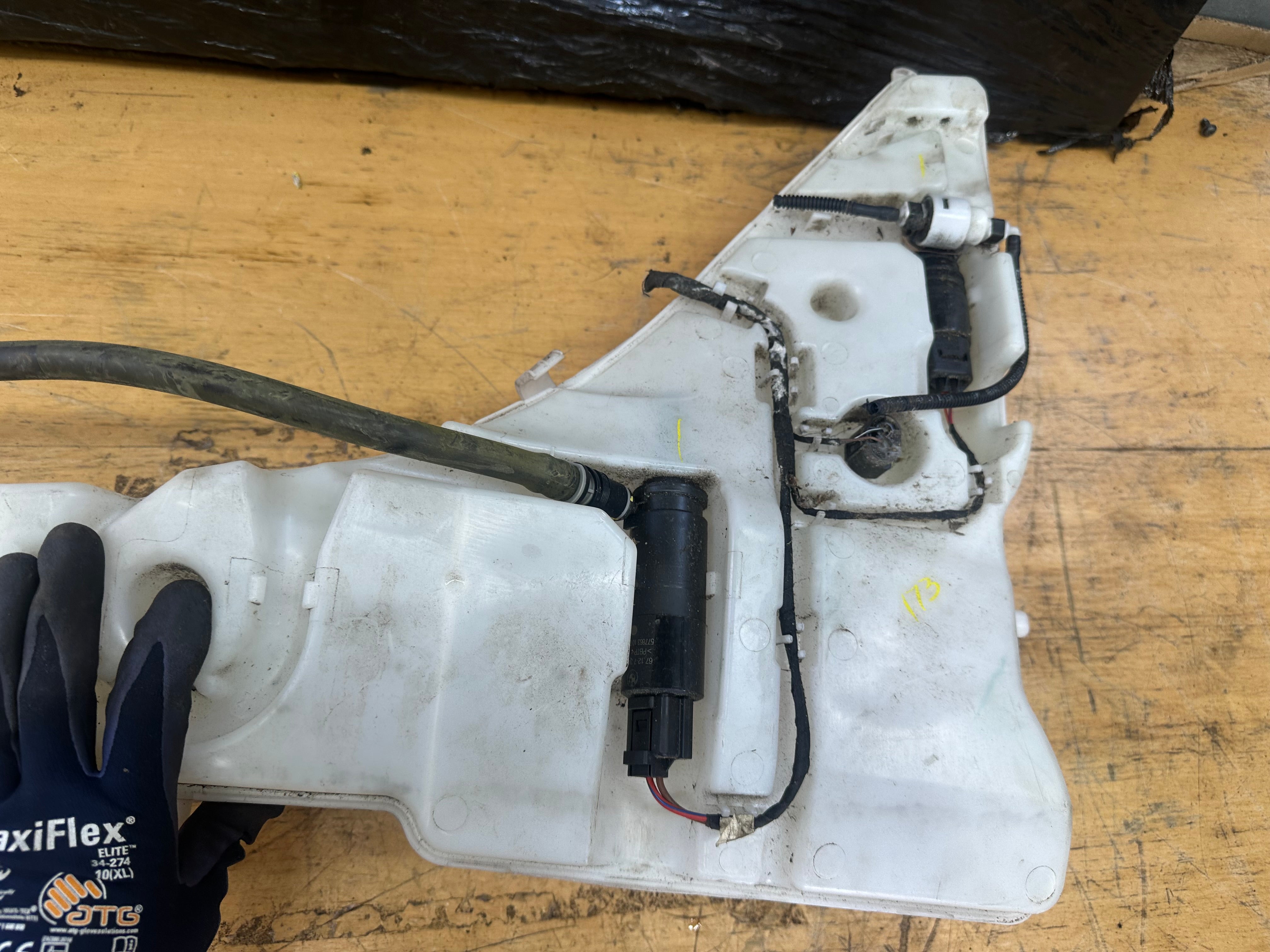 BMW X5 F15 2014–2018 M Sport Windscreen Washer Bottle (7292424) (7292424-14)