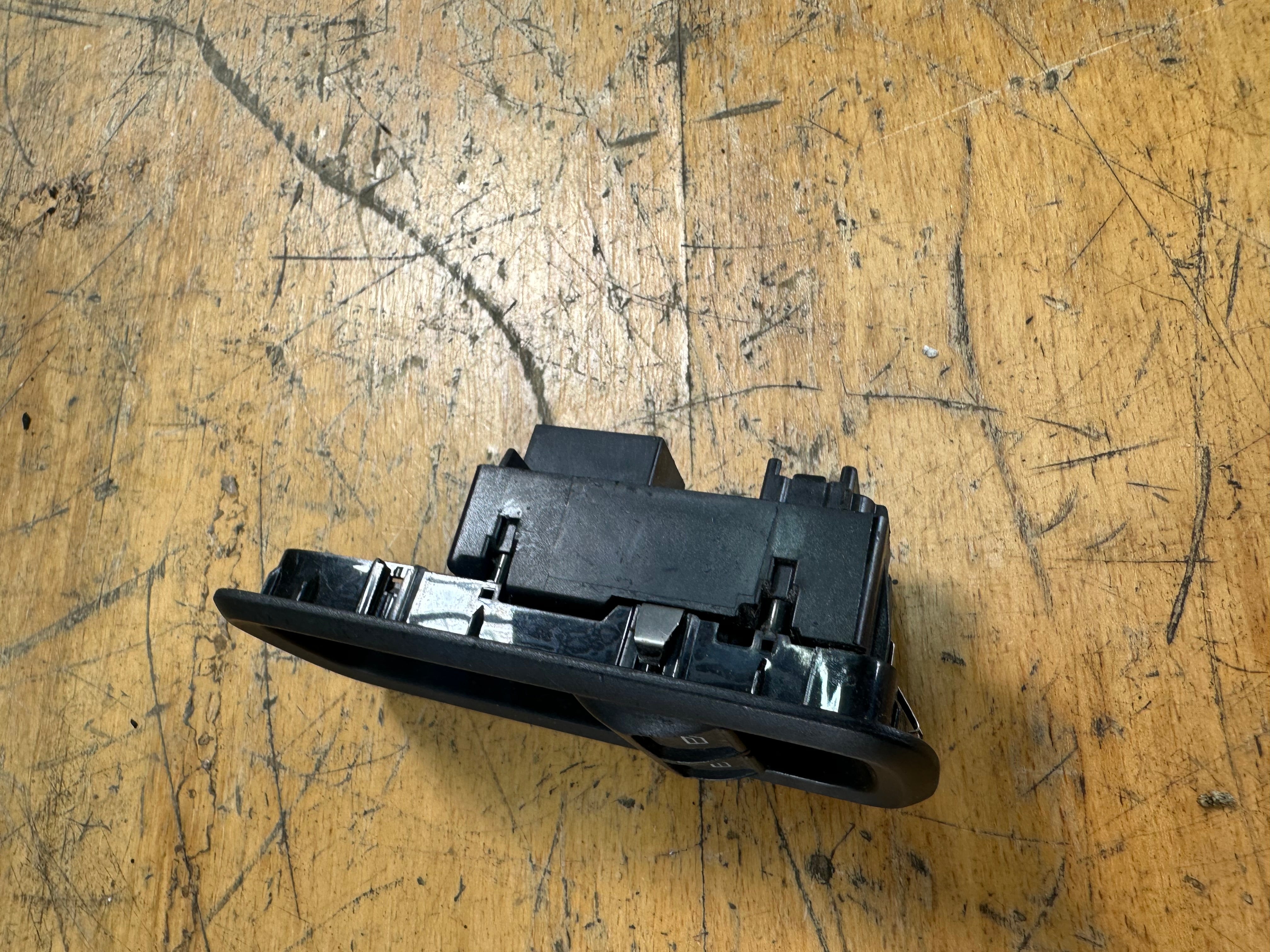 Ford Fiesta Front Right Driver’s O/S/F Window Switch Buttons (8A6T14A132BC)