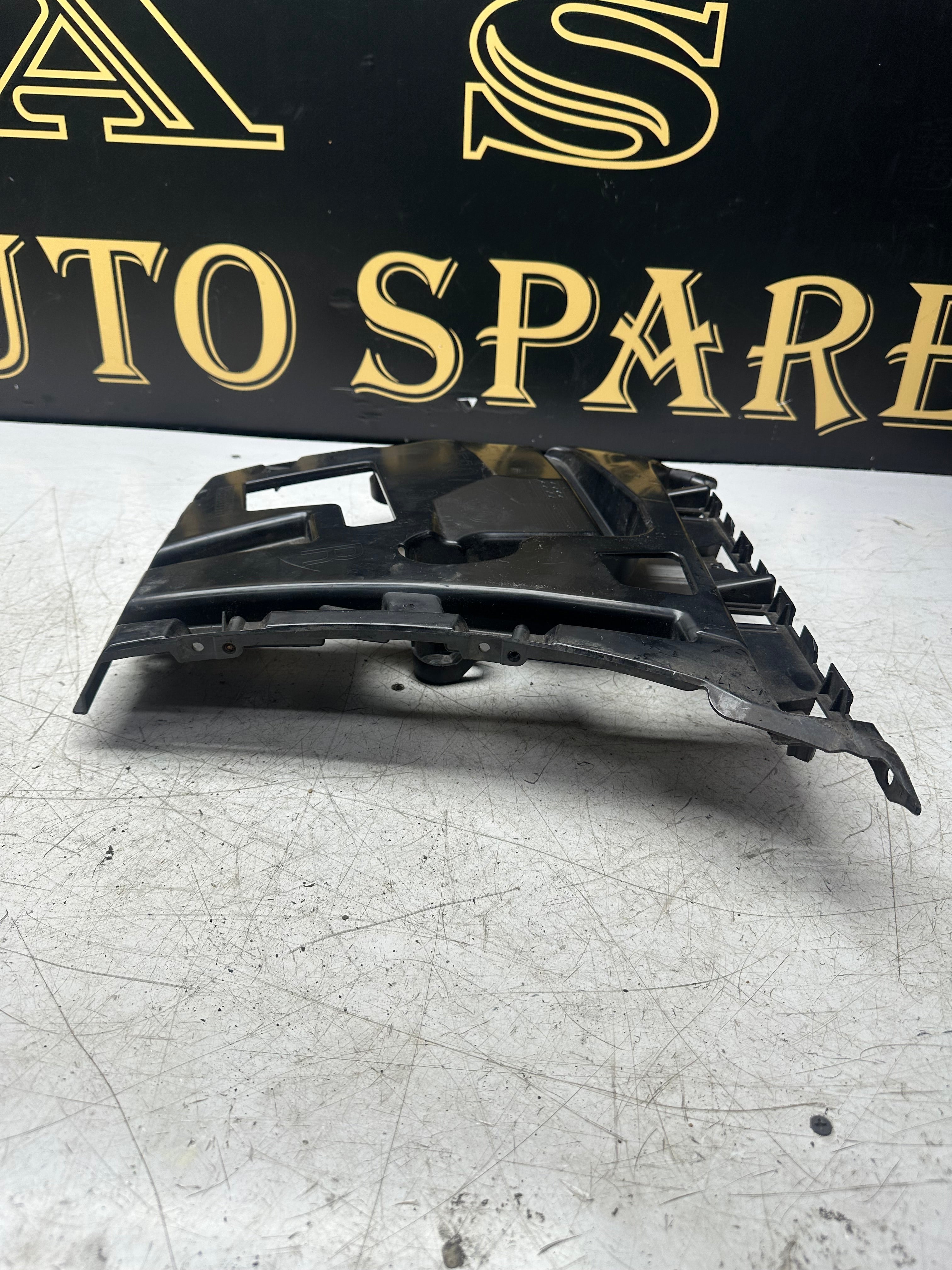 BMW 3 Series F30 Rear Right Bumper Bracket / Guide (2011–2019)(7256924)