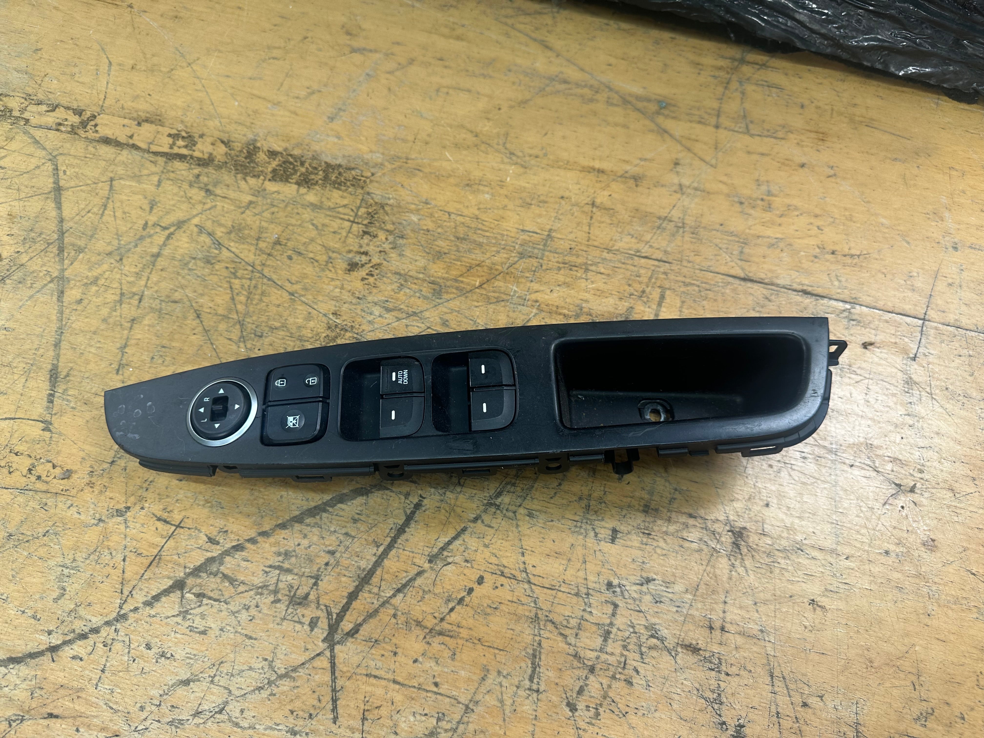 Hyundai i10 2016 O/S/F Driver Right Front Window Control Switch (82740-B9030)