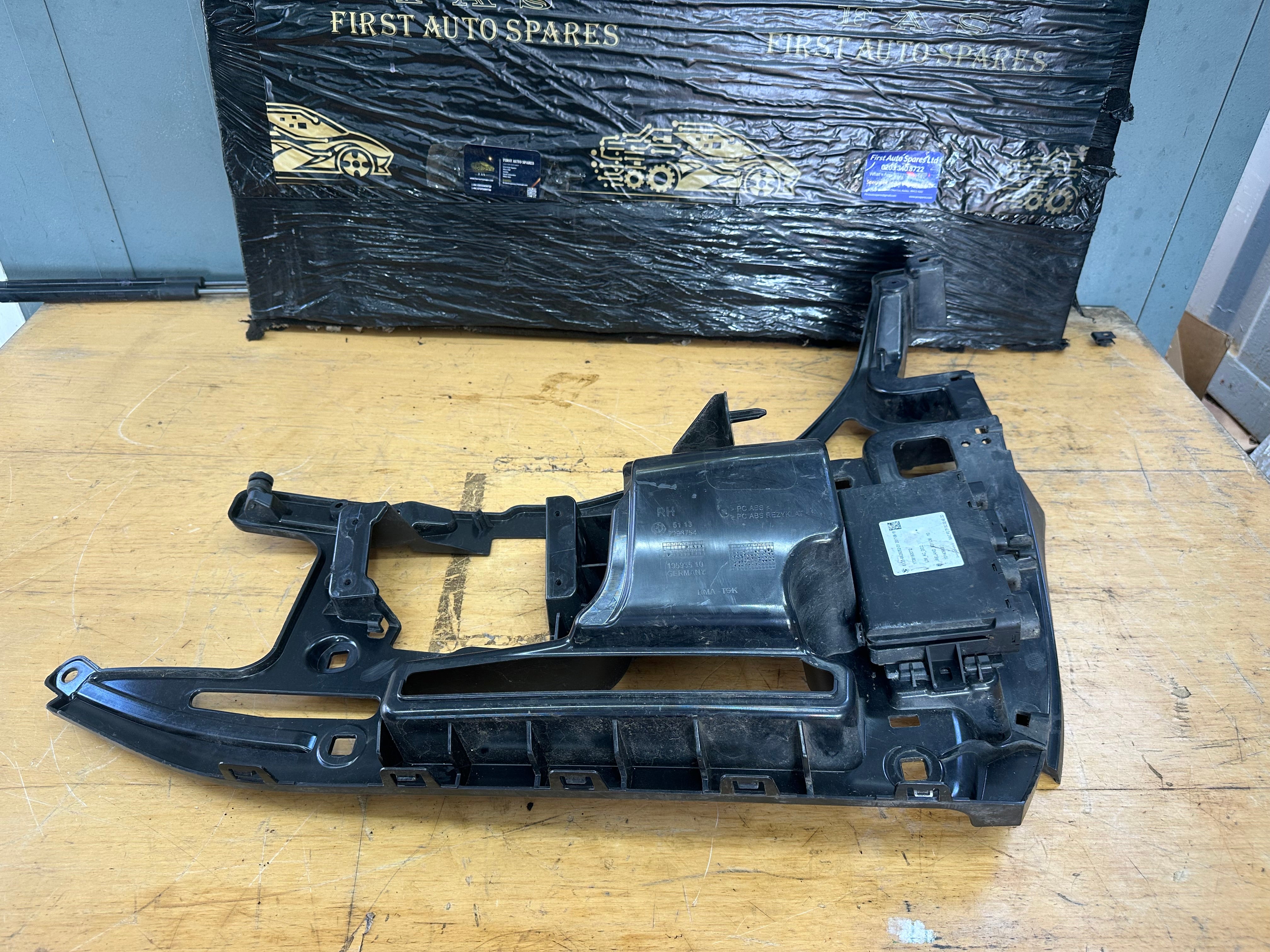 BMW i3 Panel Bracket Rear Right Support Panel Mounting (7296754)
