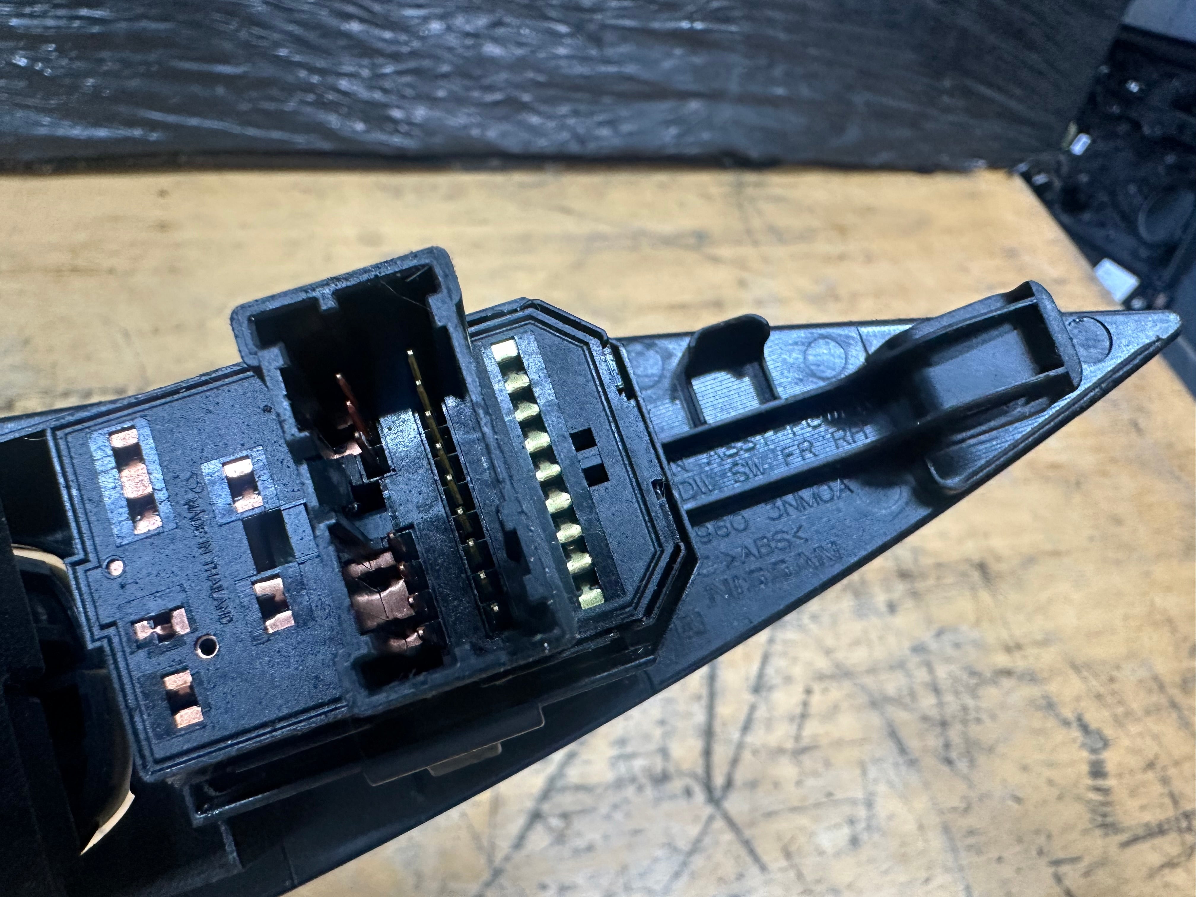 Nissan Leaf 2021 Front Right Door Window Switch (80960 3NM0A) (25401 5SJ0A)