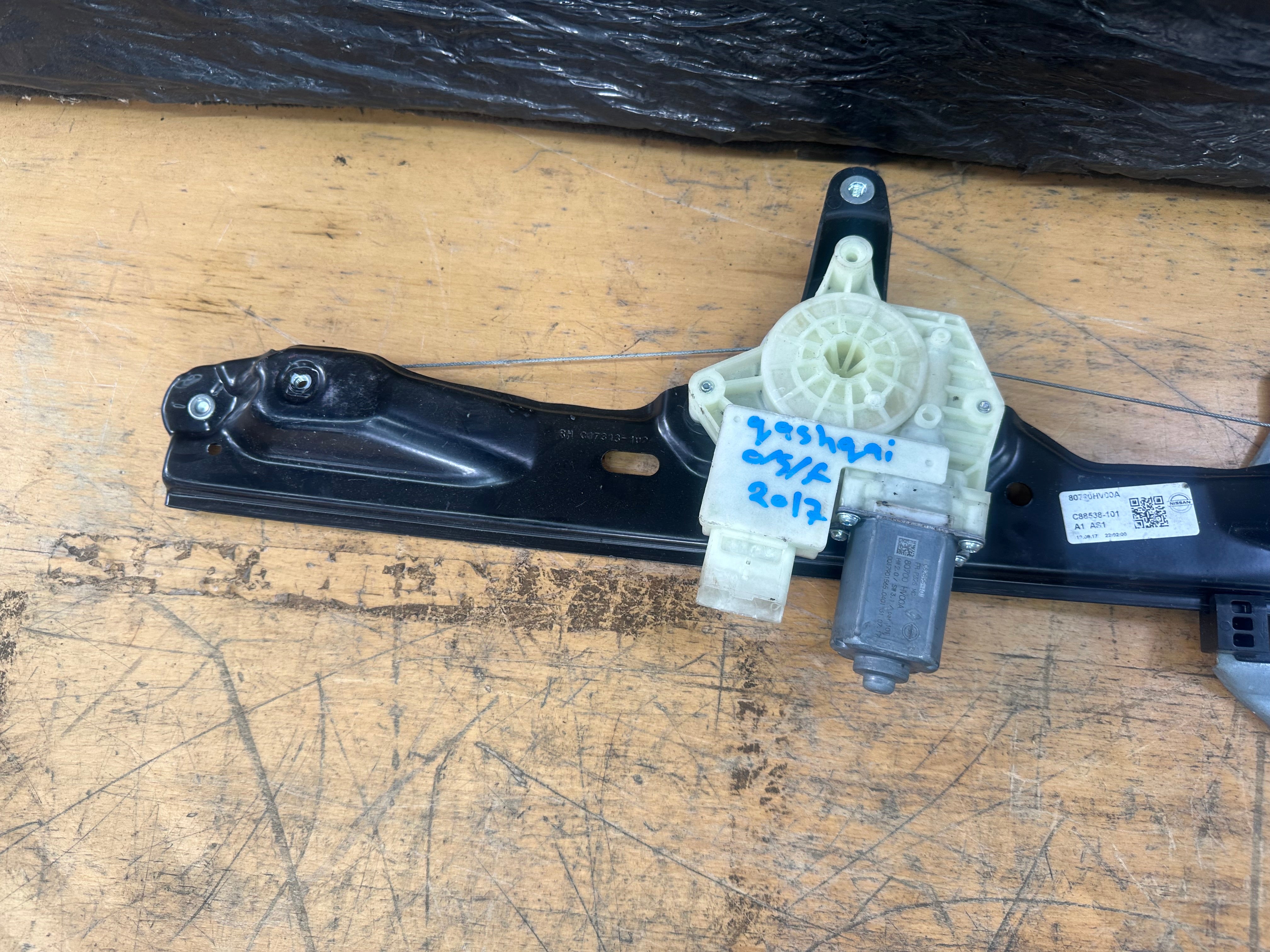 Nissan Qashqai J11 2017 Right Front O/S/F Window Regulator (80700 HV00A)