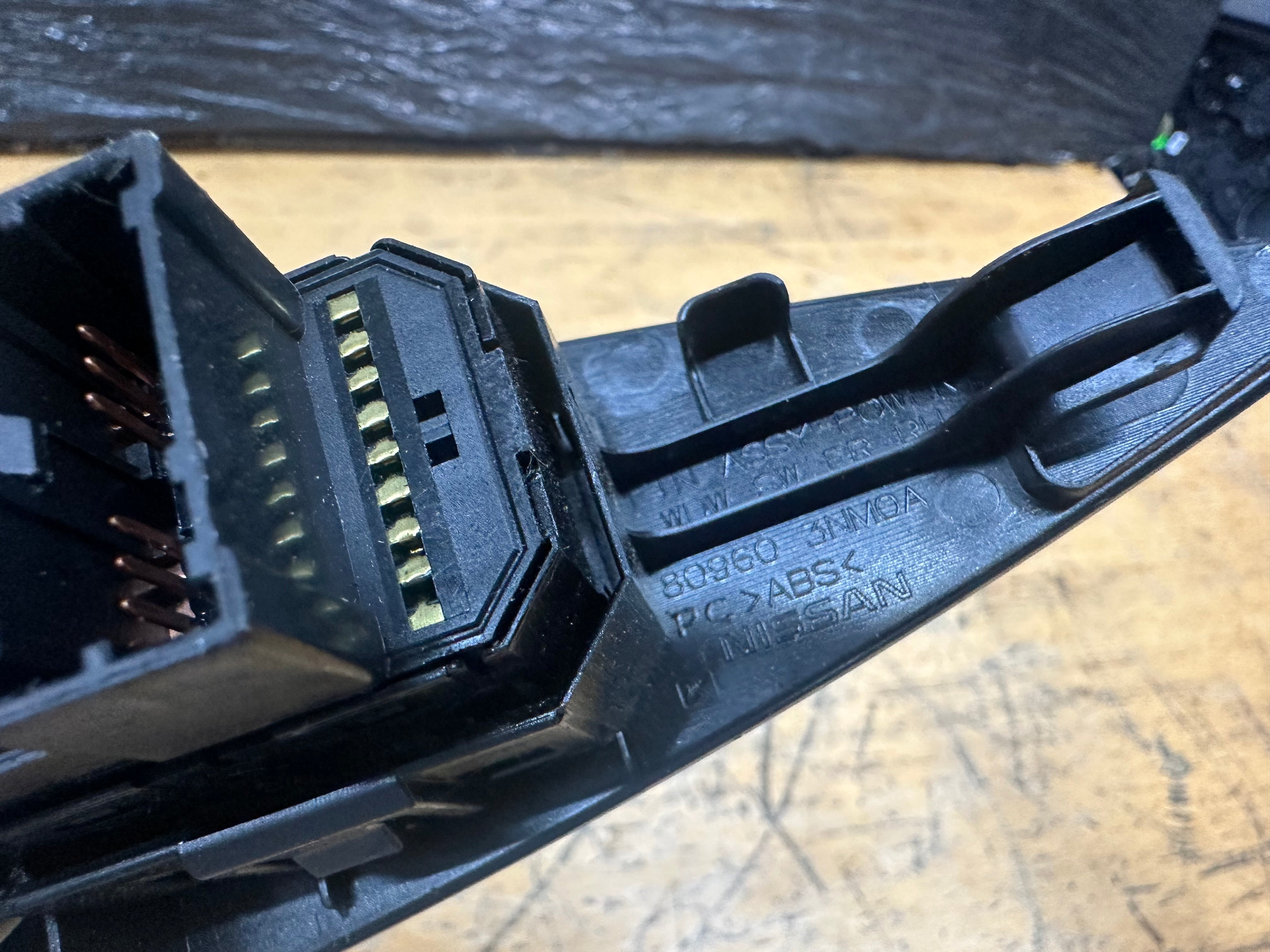 Nissan Leaf 2021 Front Right Door Window Switch (80960 3NM0A) (25401 5SJ0A)