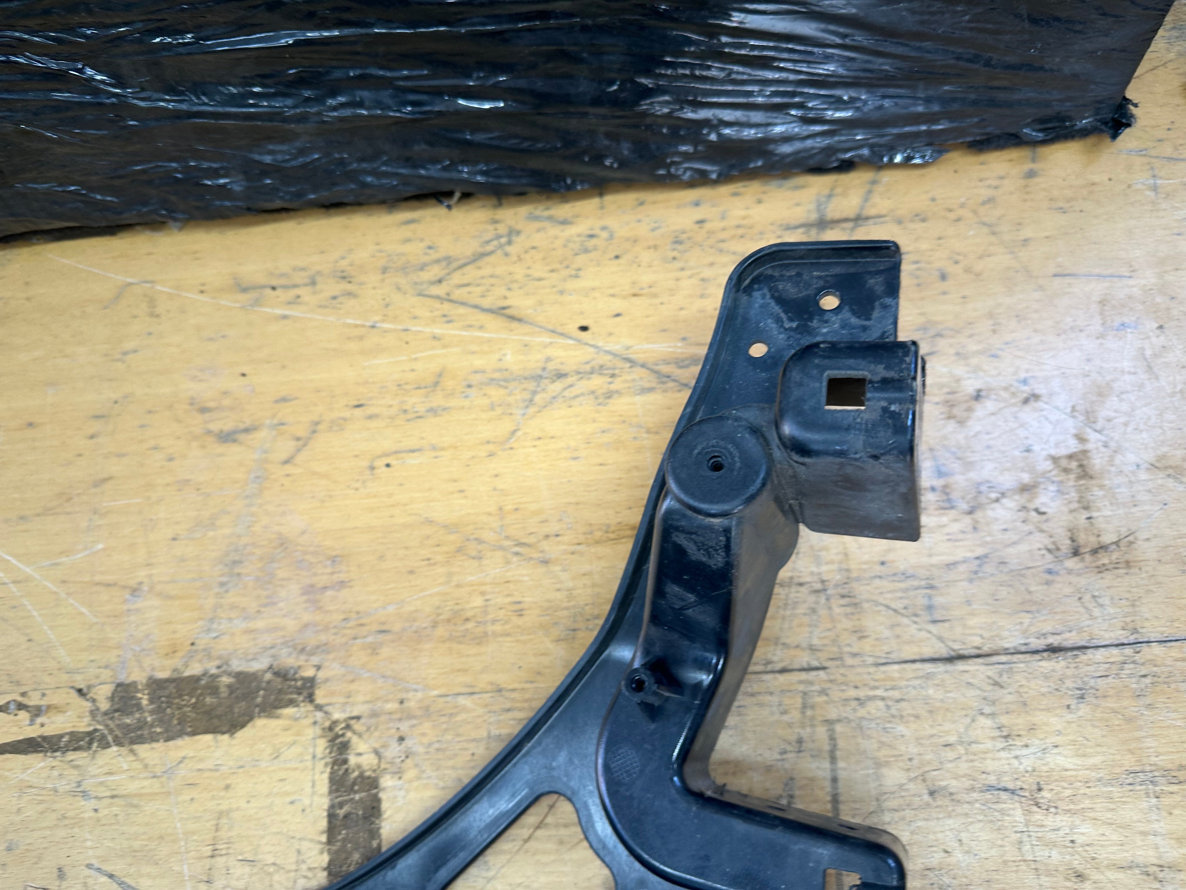 BMW i3 Panel Bracket Rear Right Support Panel Mounting (7296754)