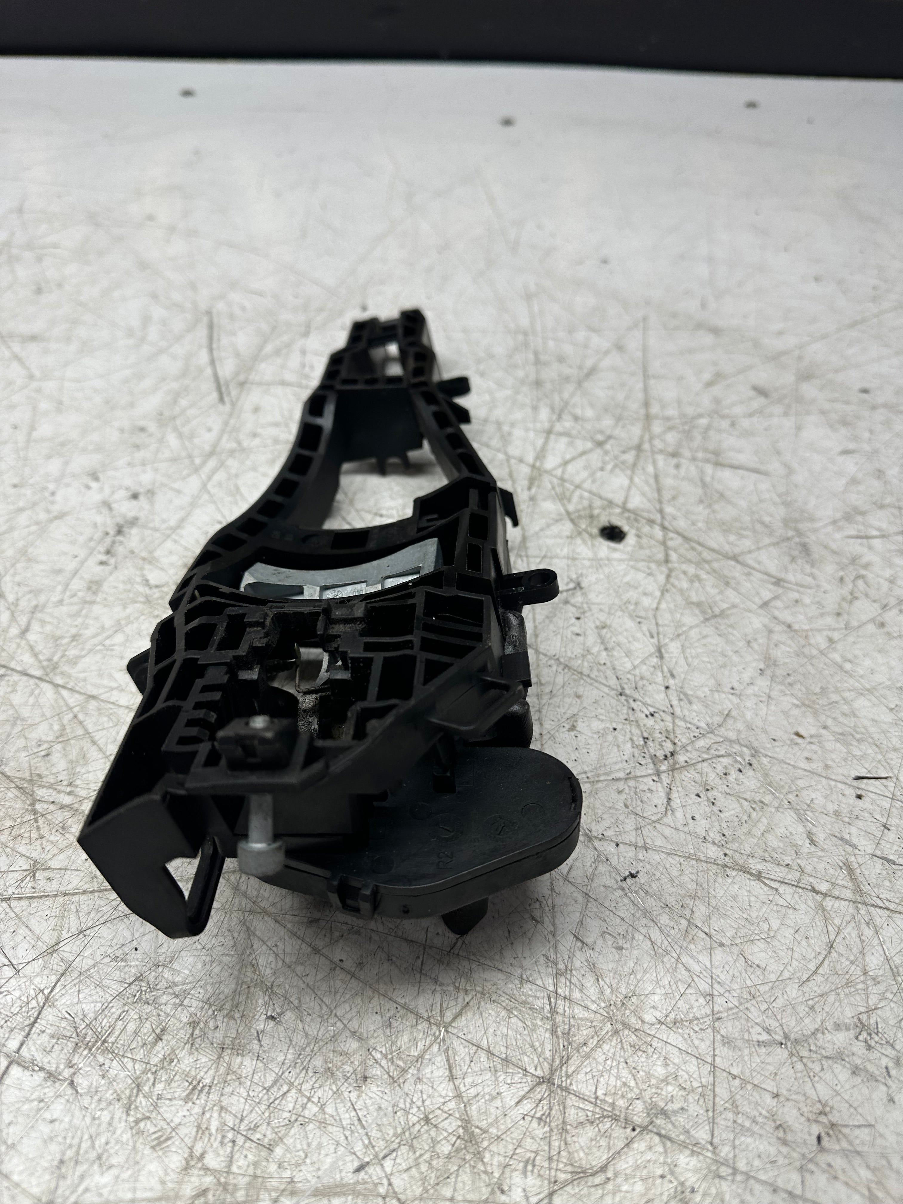 BMW 1 Series F20 LCI Front Door Handle Bracket – Driver Side (7297750)