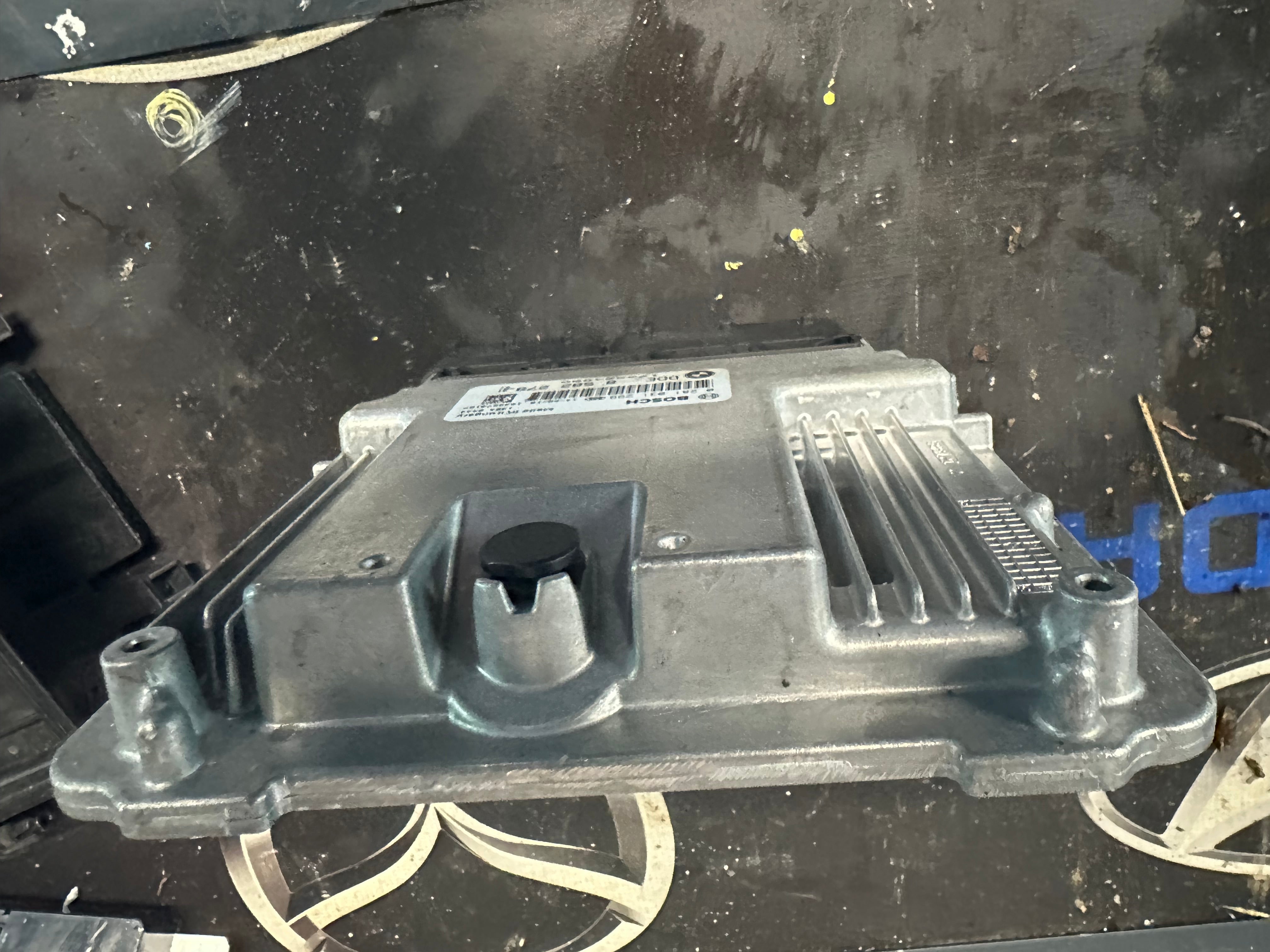 BMW Engine Control Unit (ECU) (DDE 8582279-01)
