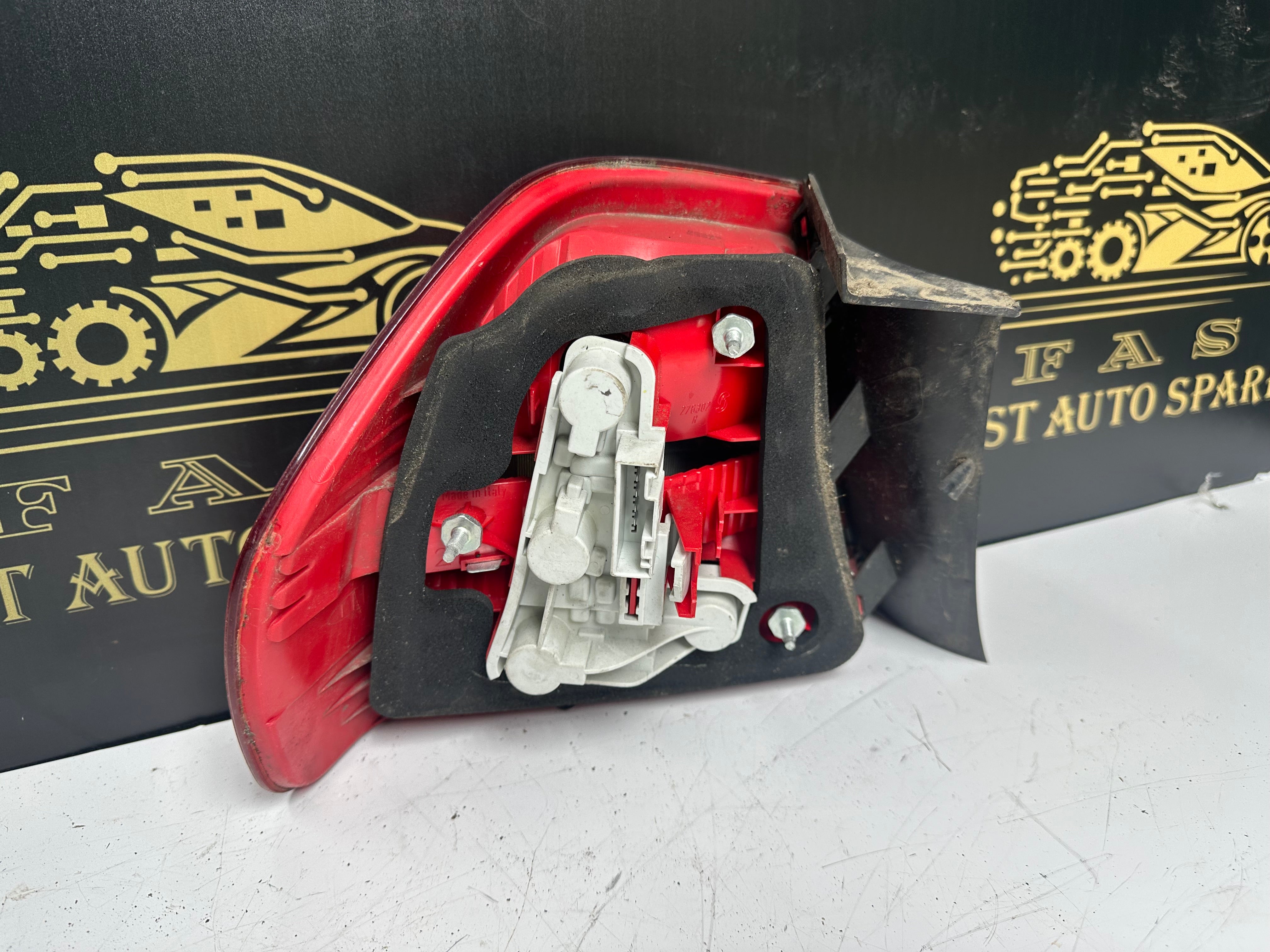 BMW 3 Series E90 E91 E93 2008 Right Rear Tail Light (276302 R)
