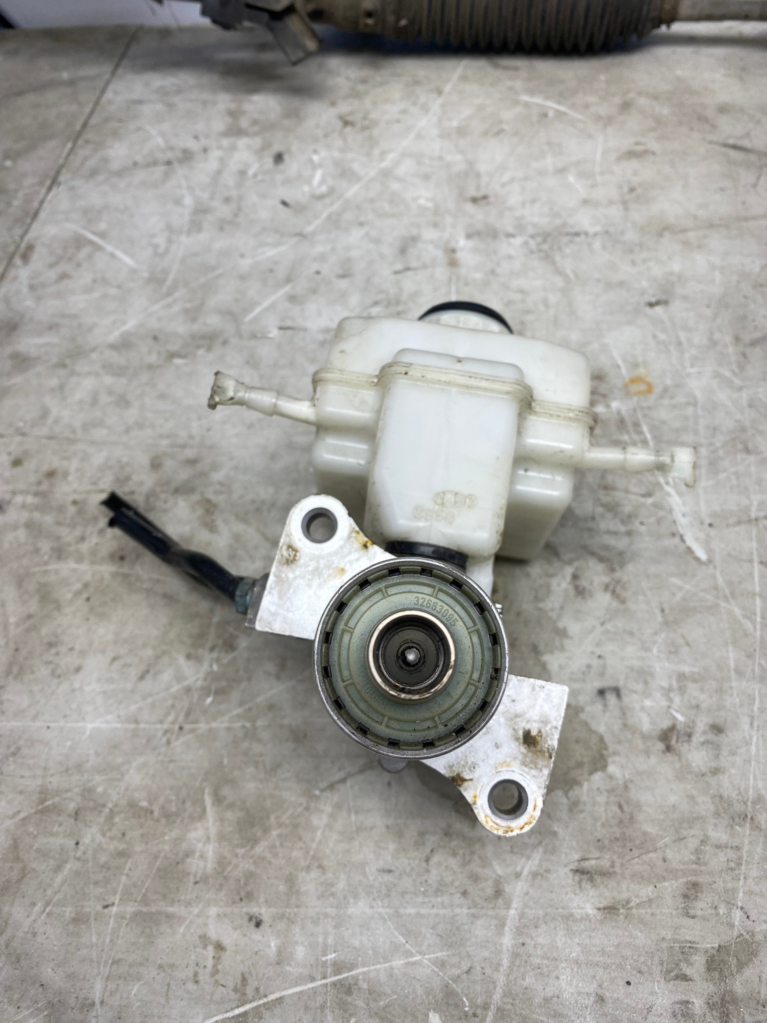 BMW X5 E70 Brake Master Cylinder & Reservoir 2009 (32665504) (34336771718)