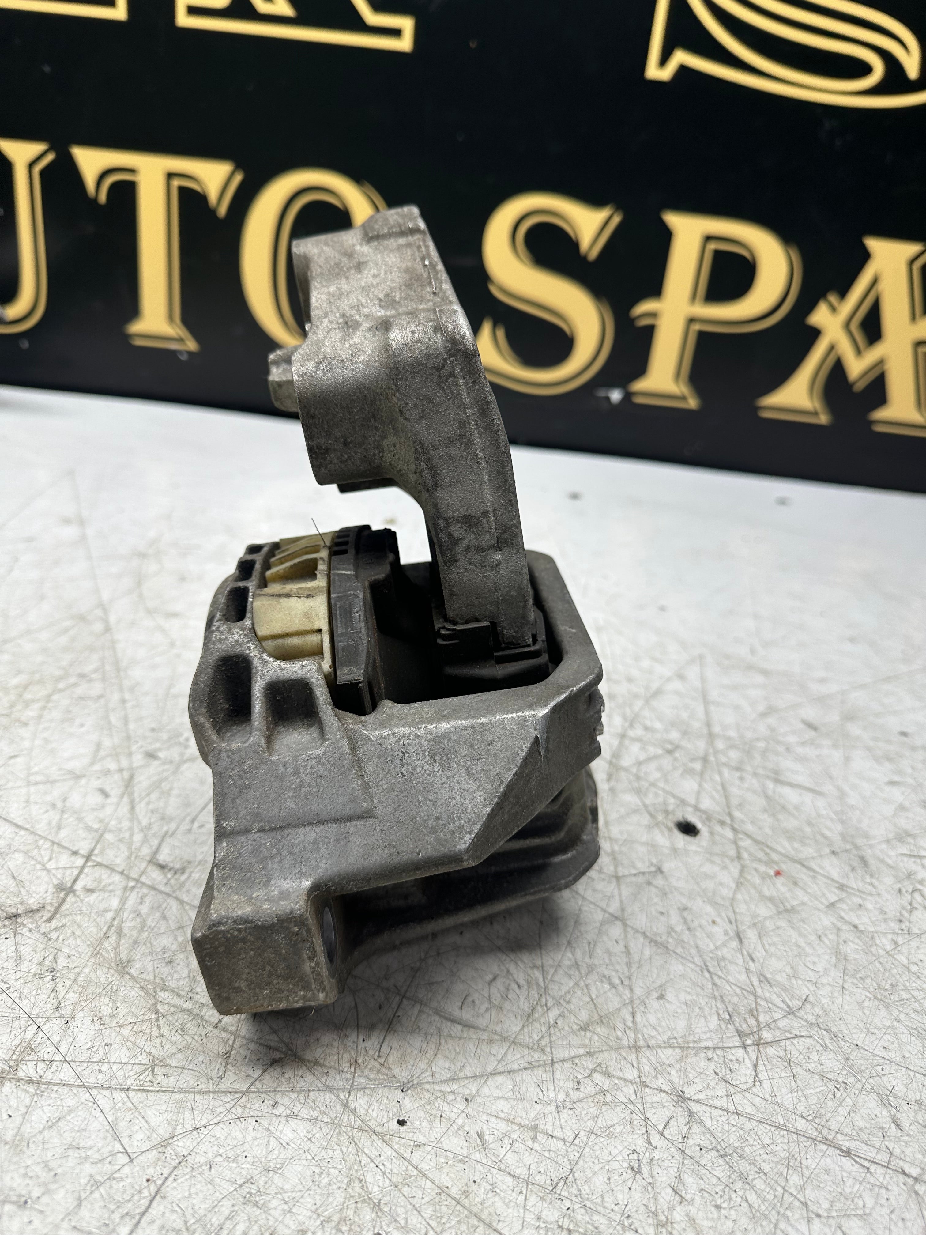 Mercedes-Benz CLA Front Left Engine Mount 26008326 –