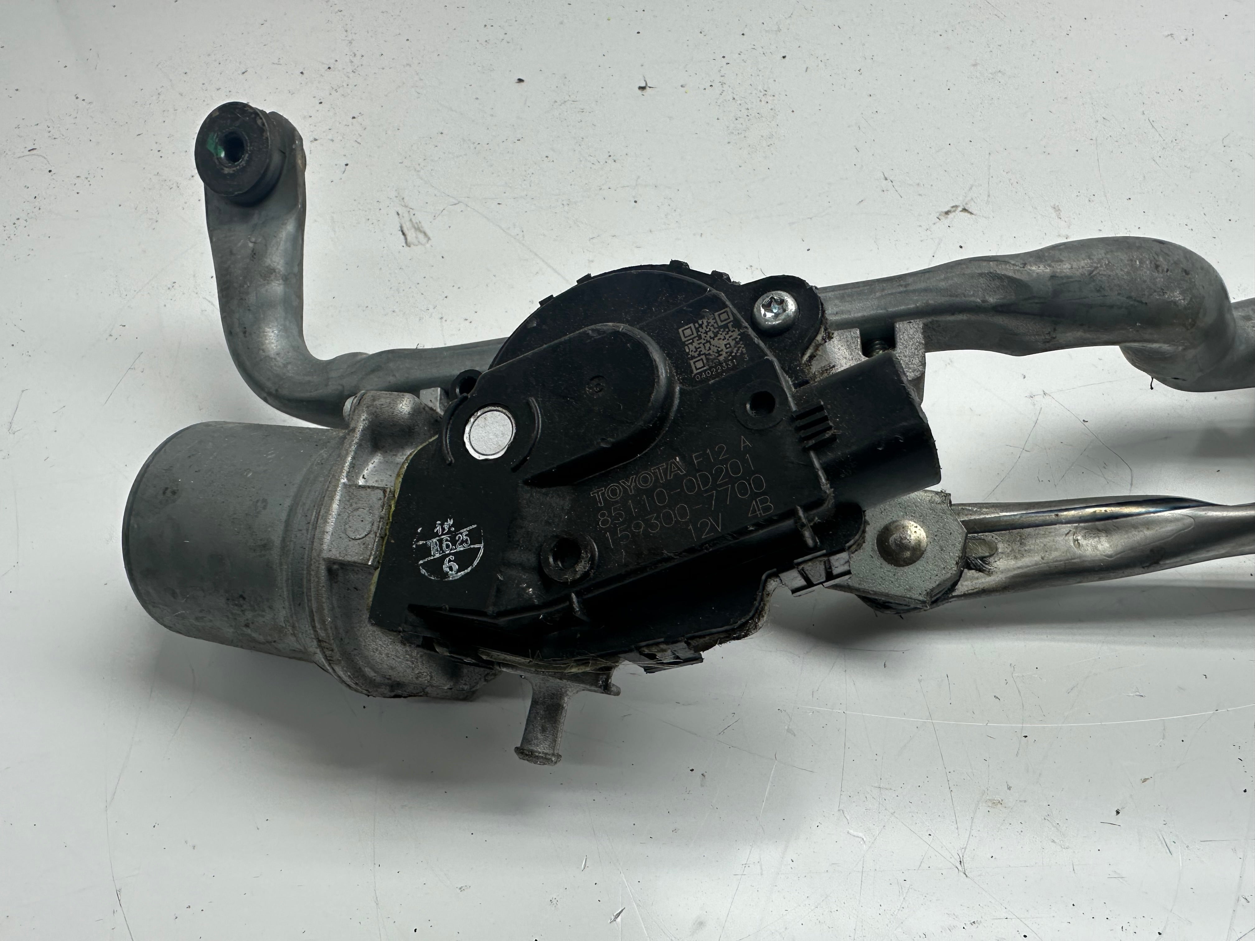Toyota Yaris Front Wiper Motor & Linkage (85110-0D201) (159300-7700)