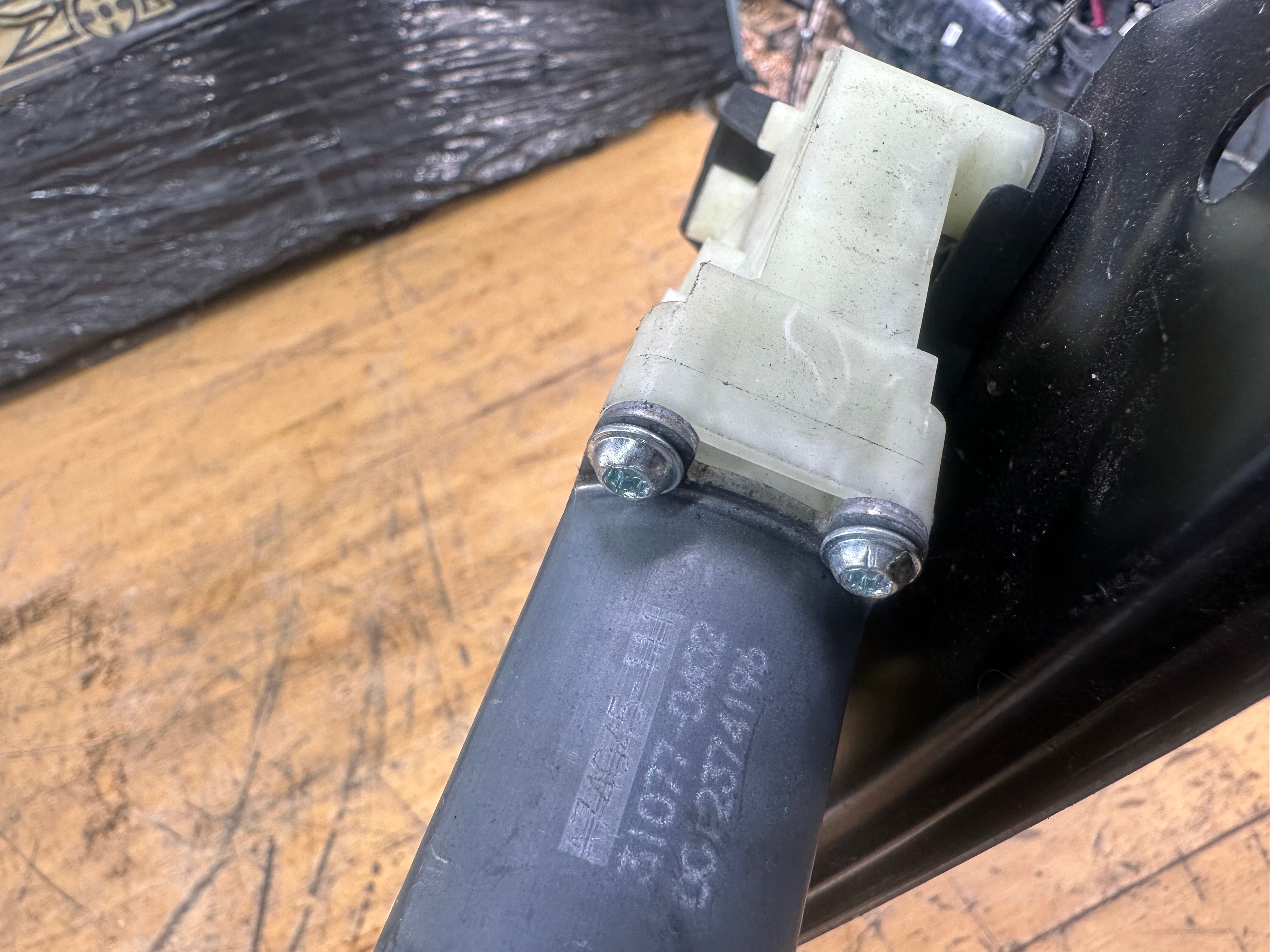 Nissan Qashqai J11 2017 Right Front O/S/F Window Regulator (80700 HV00A)