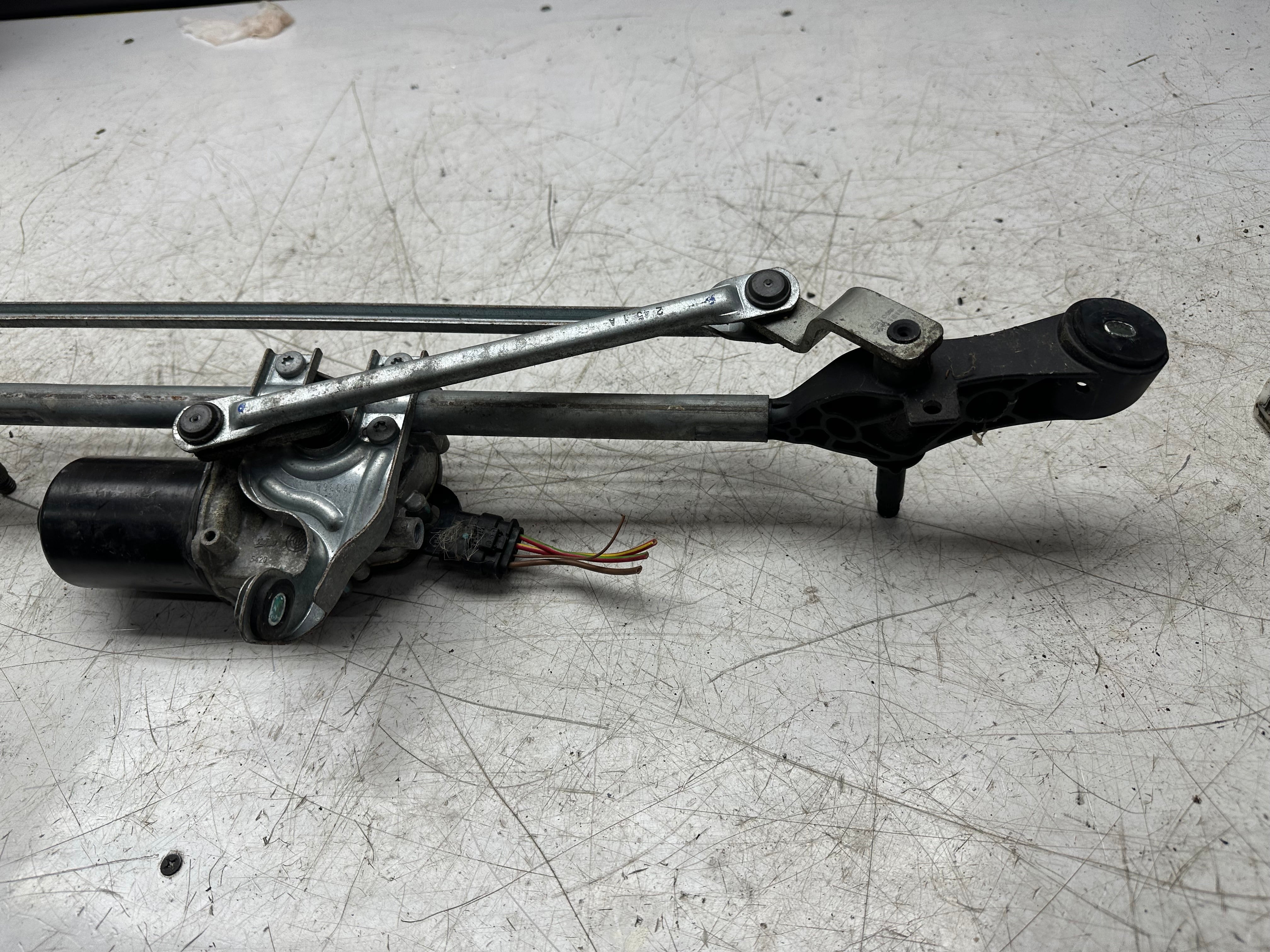 BMW 1 Series F20 Front Wiper Motor & Linkage (7267504 02) (W000026098)