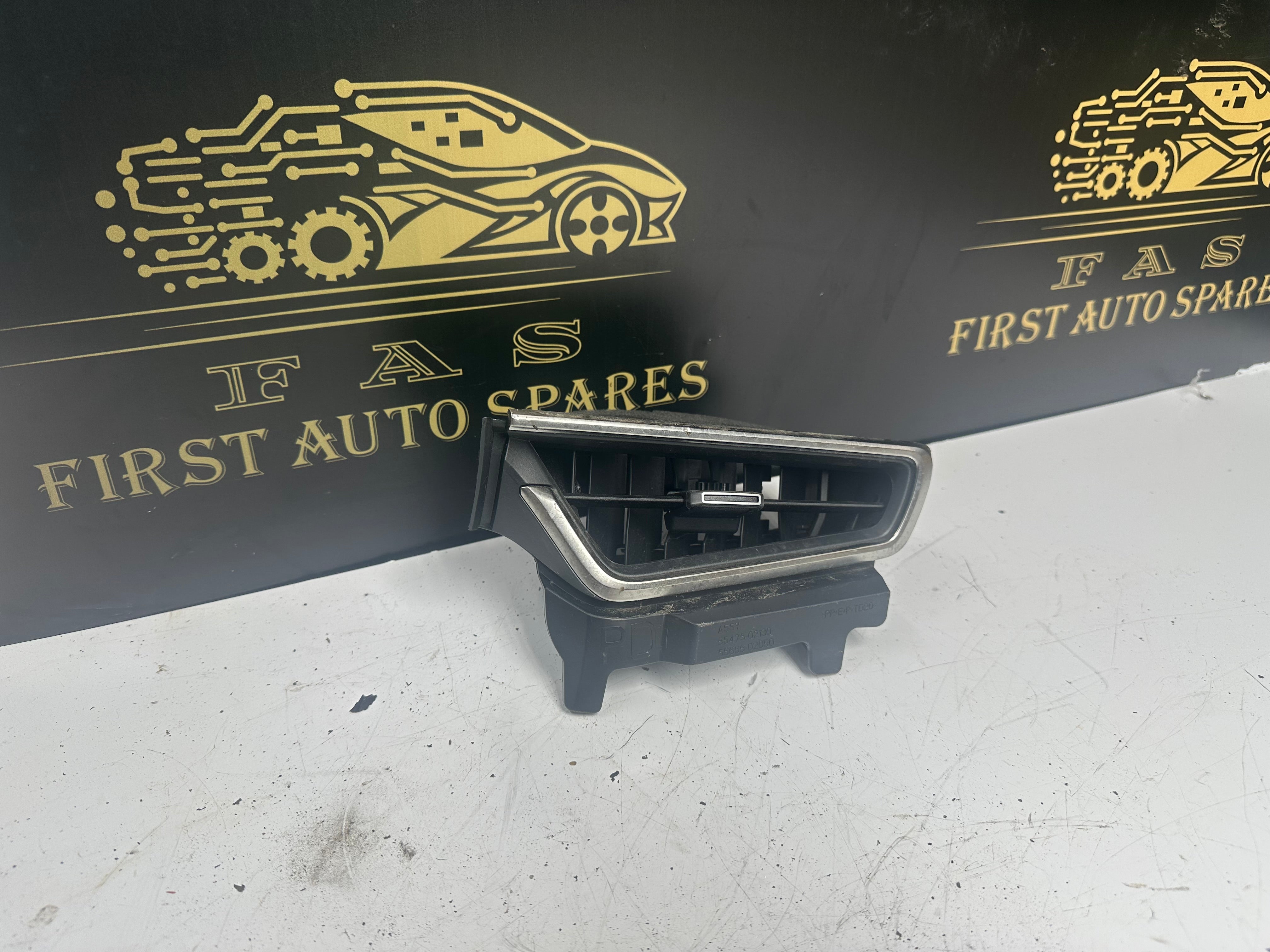 Toyota Corolla Right Dashboard Air Vent (55660-02510) (55660-02520)