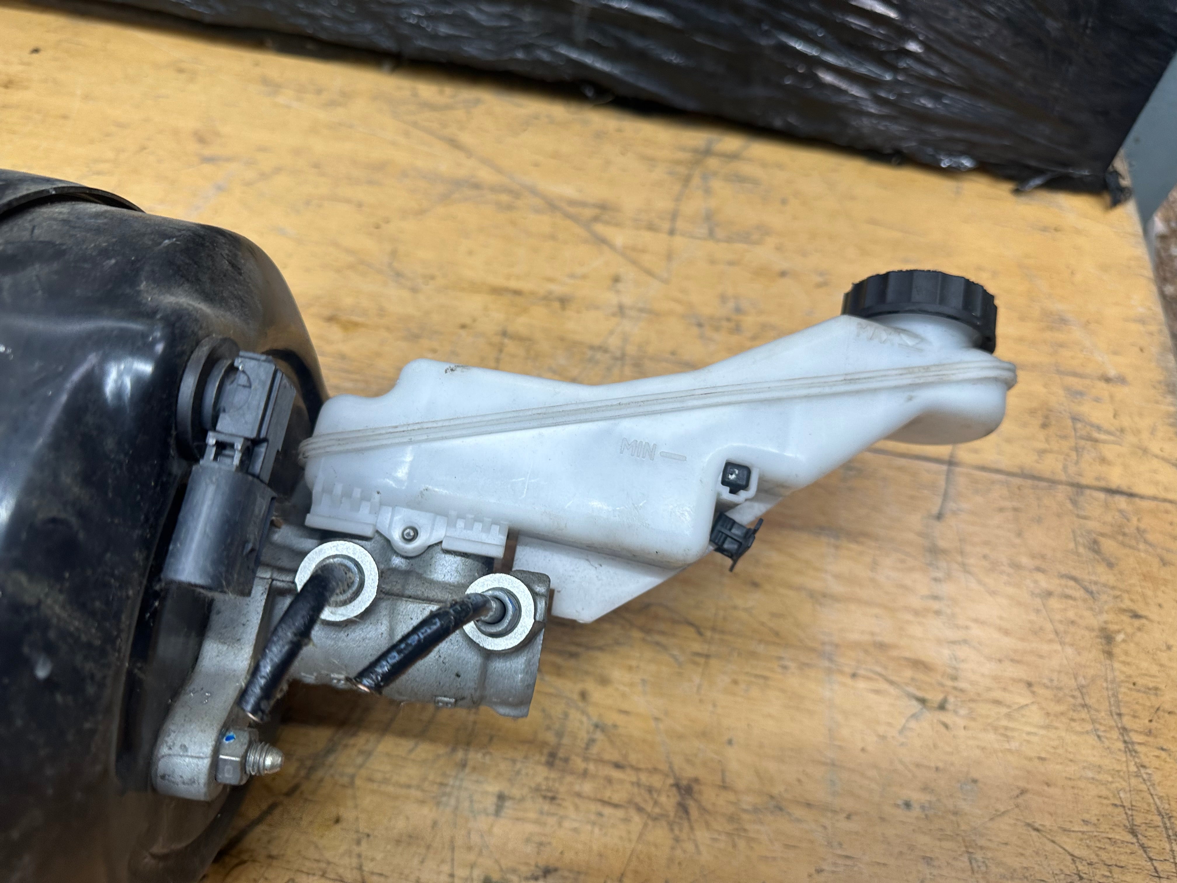 BMW i3 Series Brake Master Cylinder Servo (6799928-04)