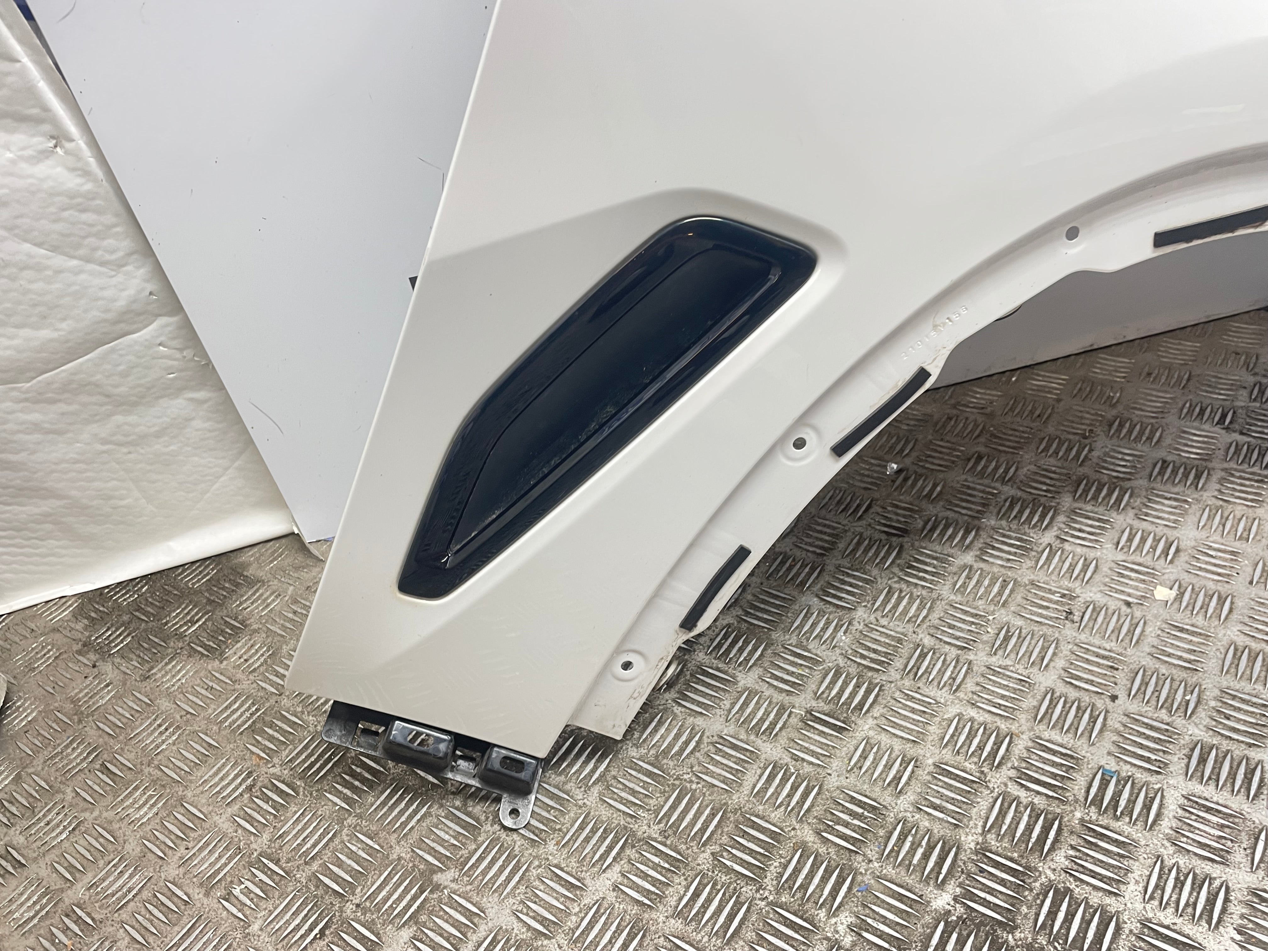 BMW x5 G05 right wing (yellow circled for small damage cur-like)