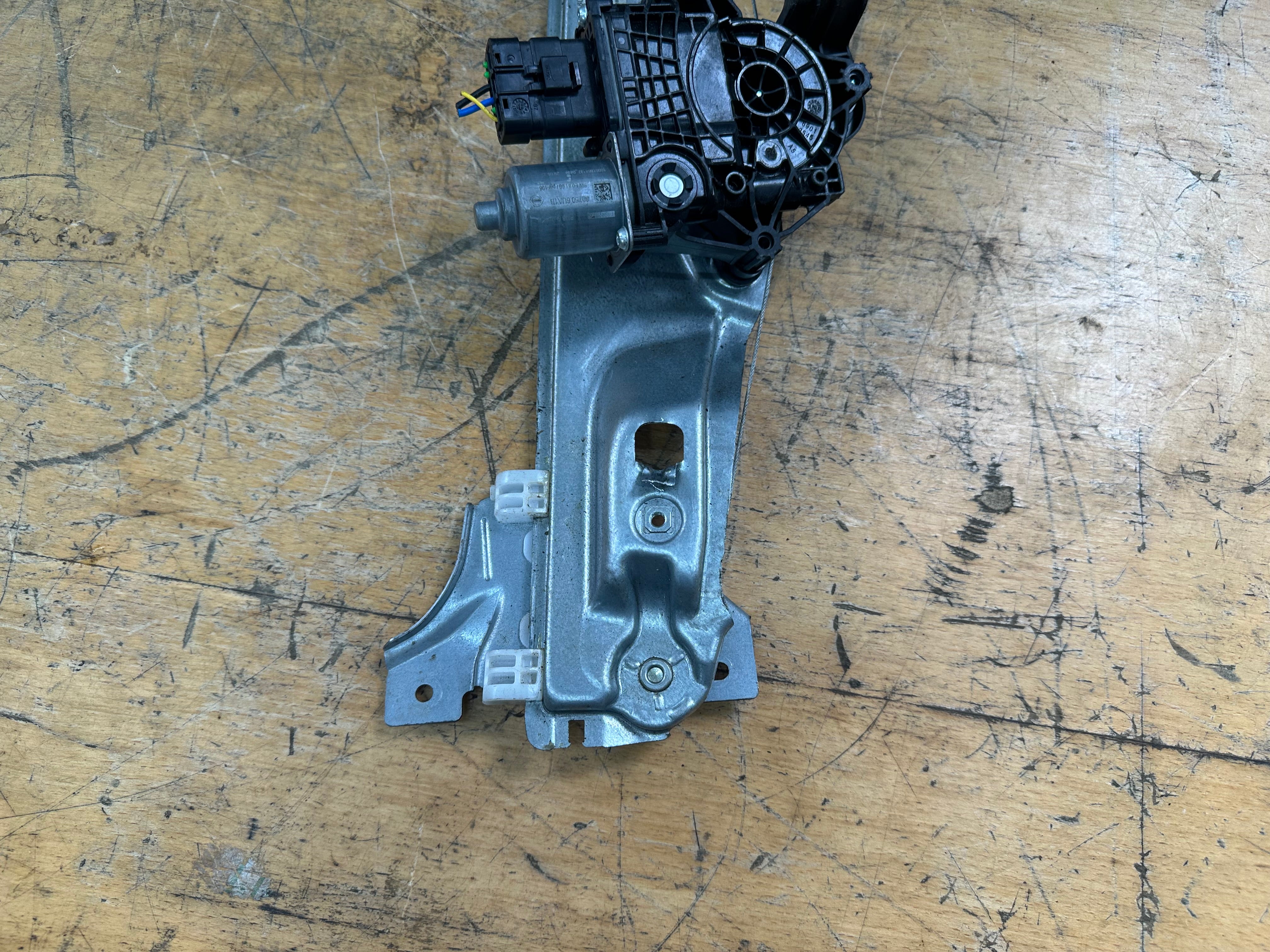 Nissan Qashqai 2021-2024 Front Right O/S/F Window Regulator (80700-6UA1B)