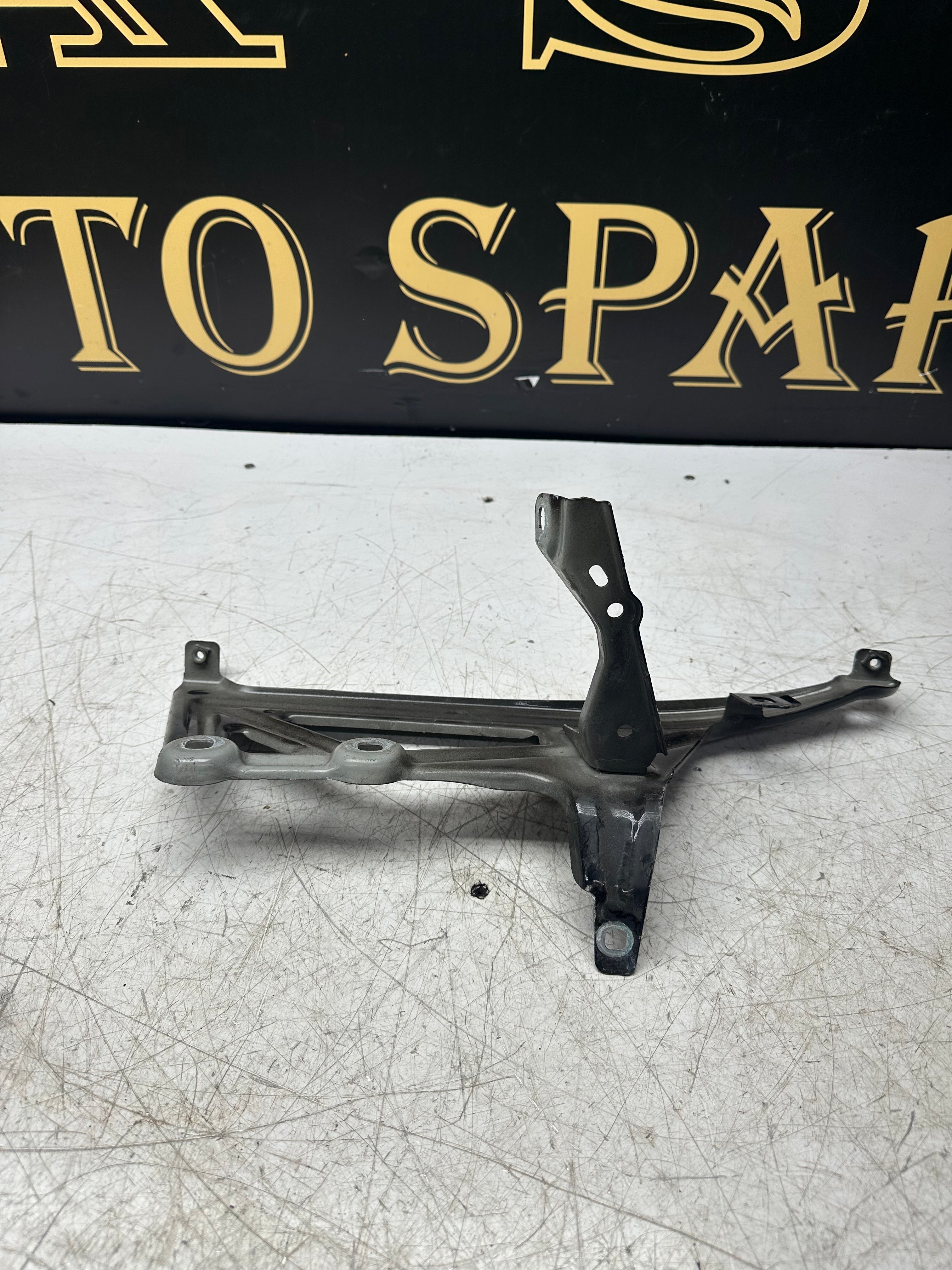 BMW X1 F48 Wing Panel Bracket Set – Right Passenger Side (7329447)