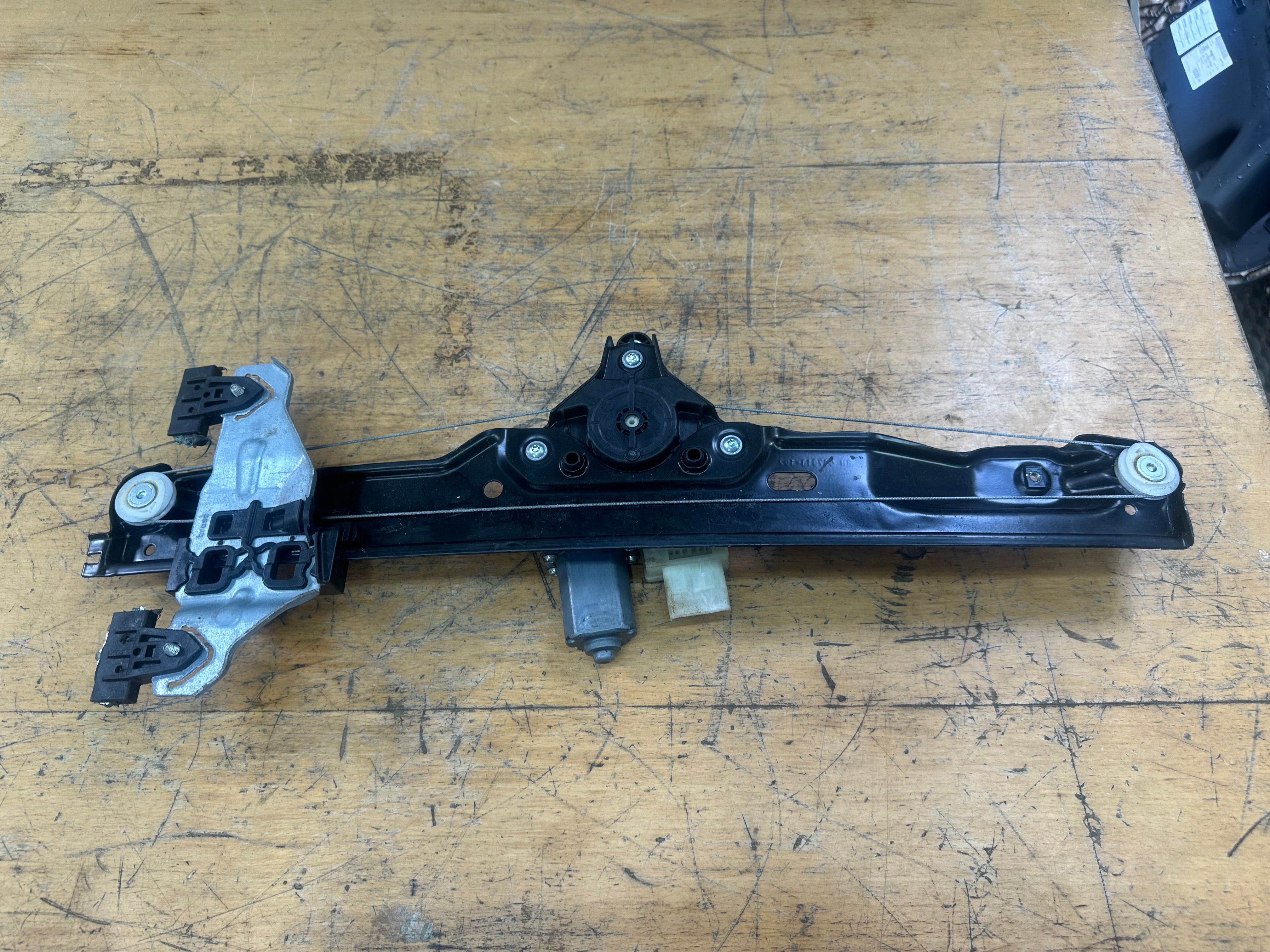 Nissan Qashqai J11 2017 Right Front O/S/F Window Regulator (80700 HV00A)