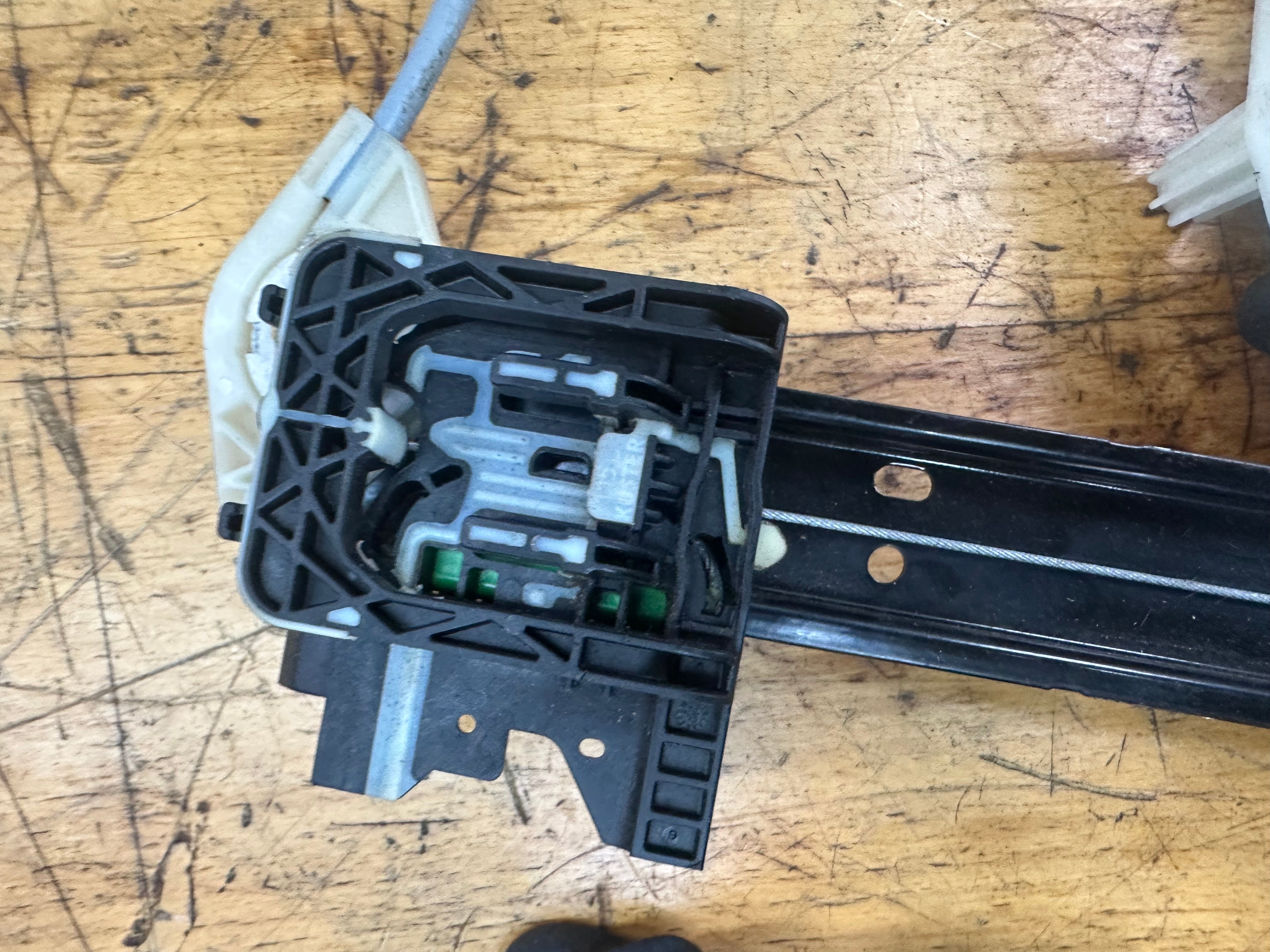 Land Rover F-Pace Front Left N/S/F Window Regulator (0130822792) (840368008)