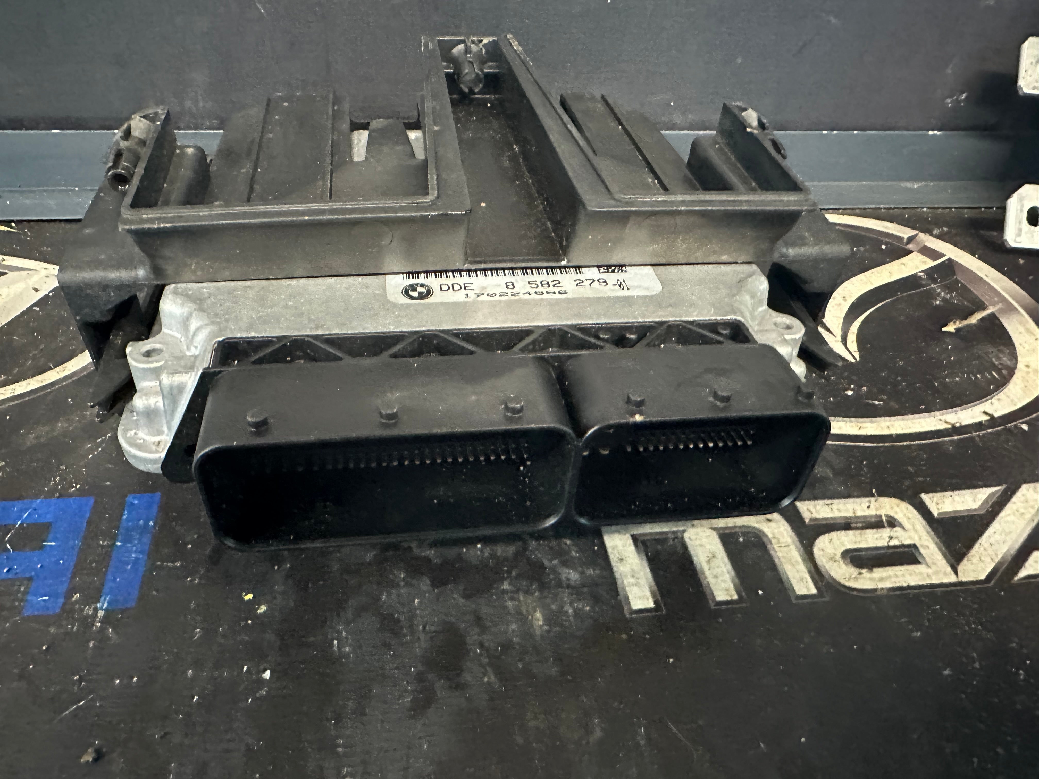 BMW Engine Control Unit (ECU) (DDE 8582279-01)