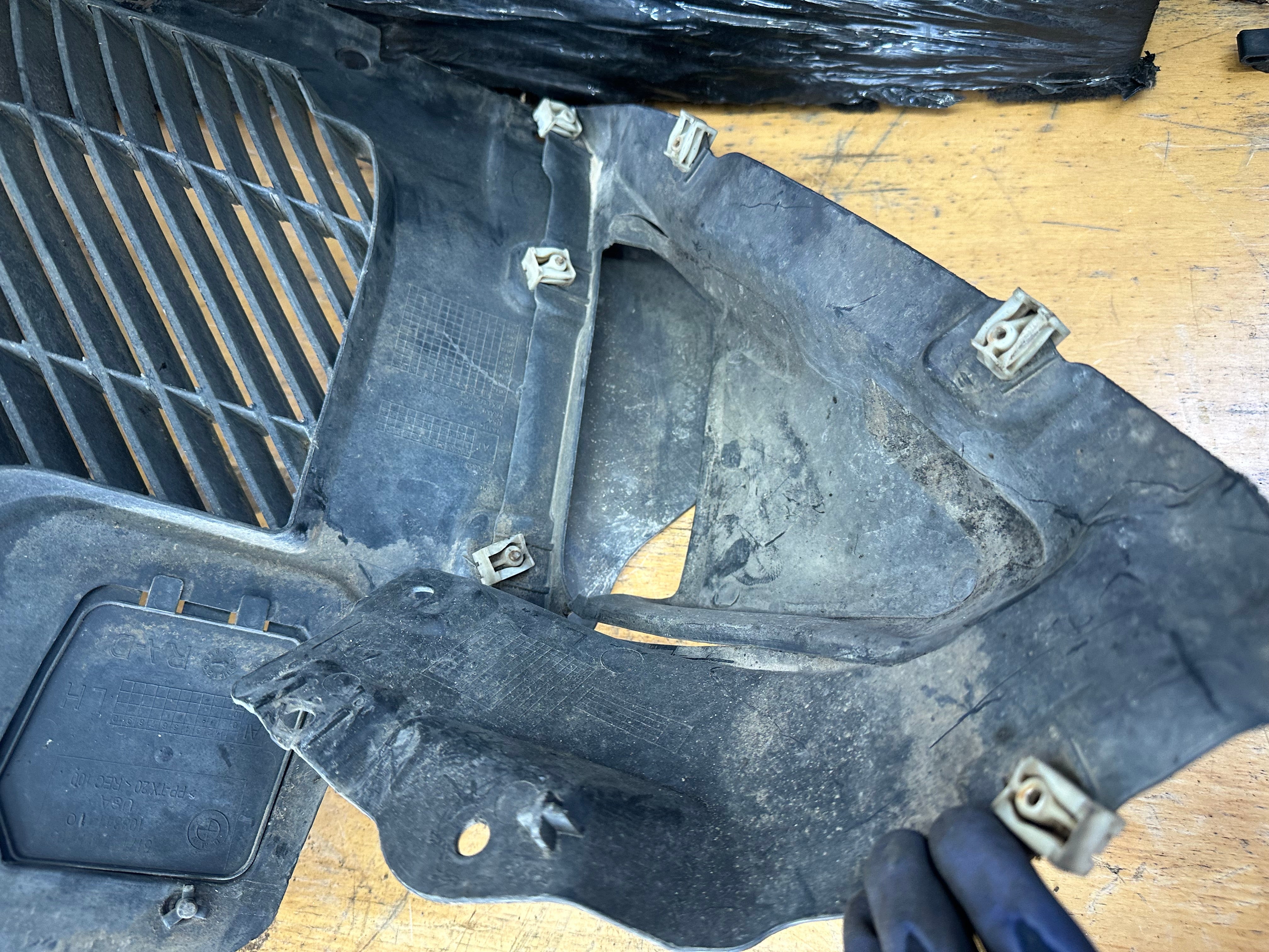 BMW X5 Driver Right Front Wheel Arch Liner Cover (51717325405) (108341-10)