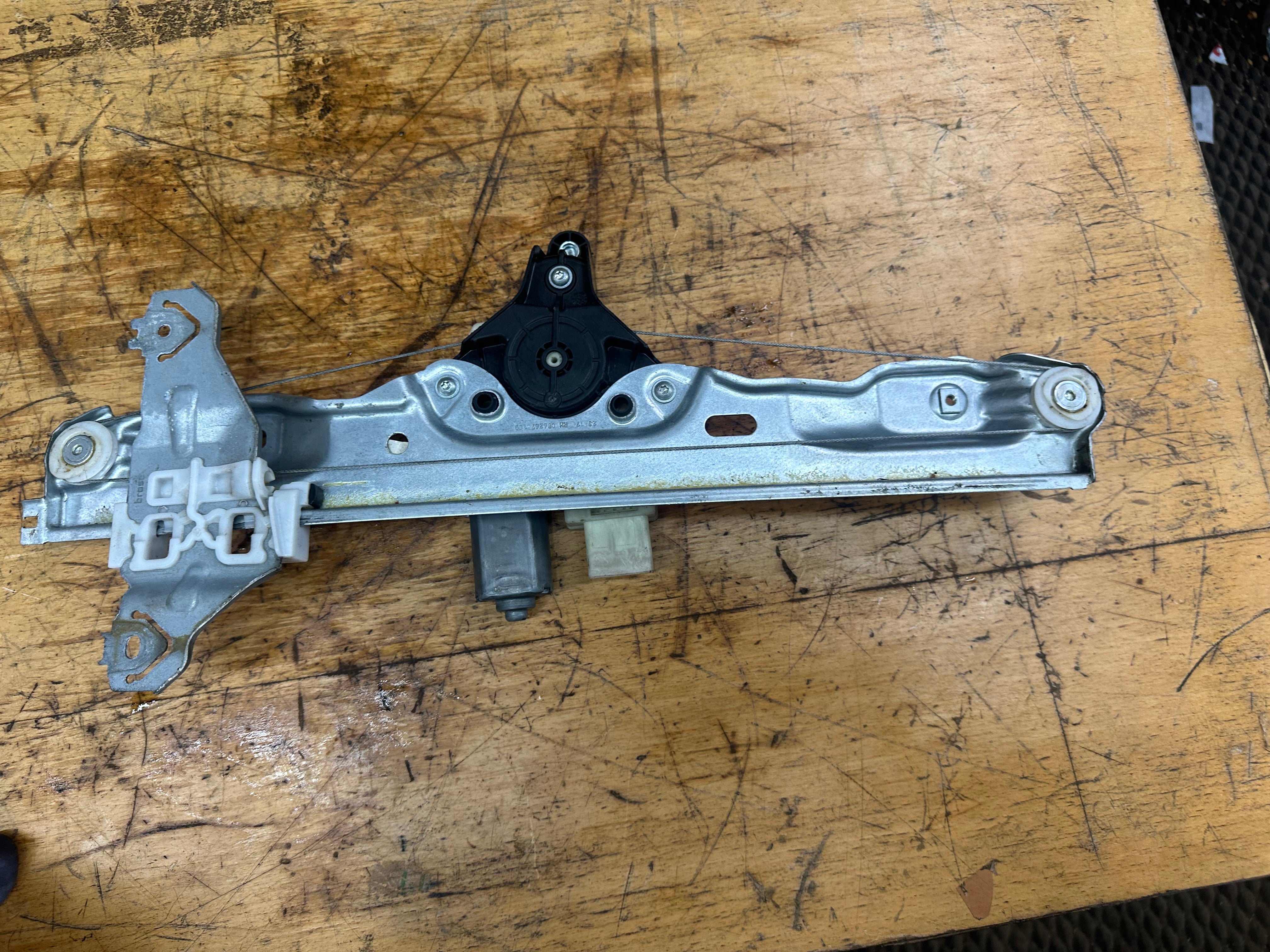 Nissan Qashqai J11 2014–21 Right Rear Window Regulator (82700HV00A) (C88540-101)