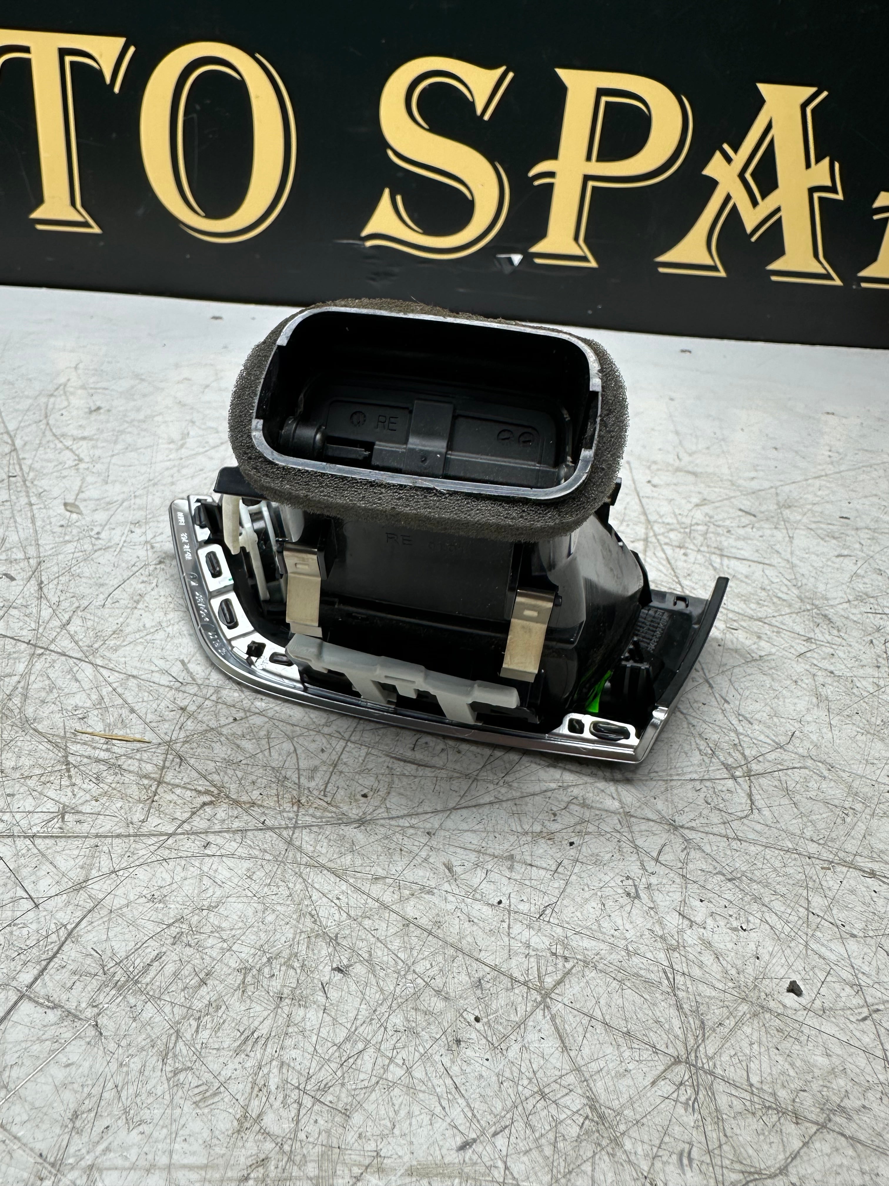 BMW 1 Series F40 Air Vent / Dashboard Vent – (7949339-05)