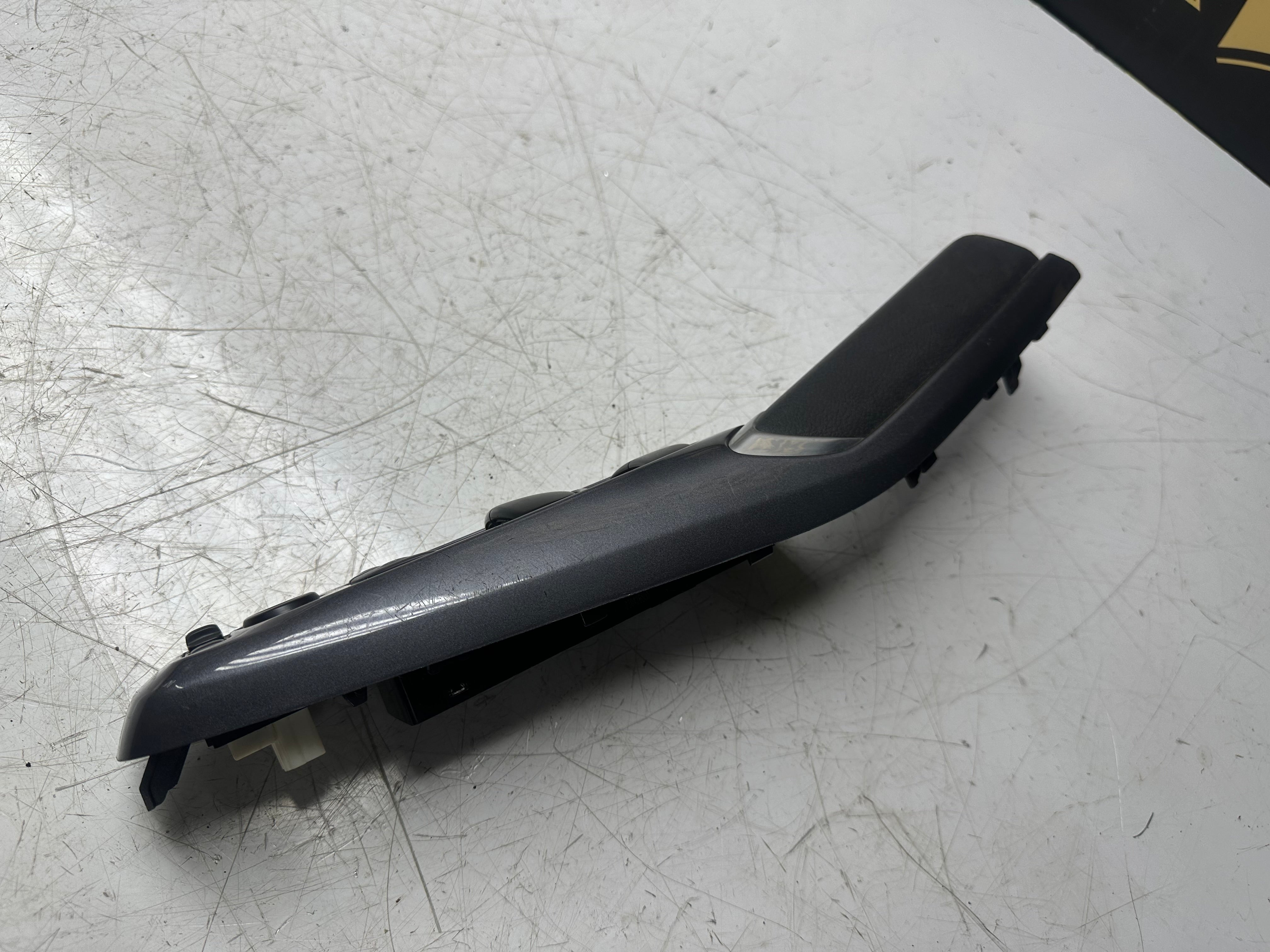 Nissan Juke F16 2021 Front Right Driver Side Window Switch  (25570-5RA1A)