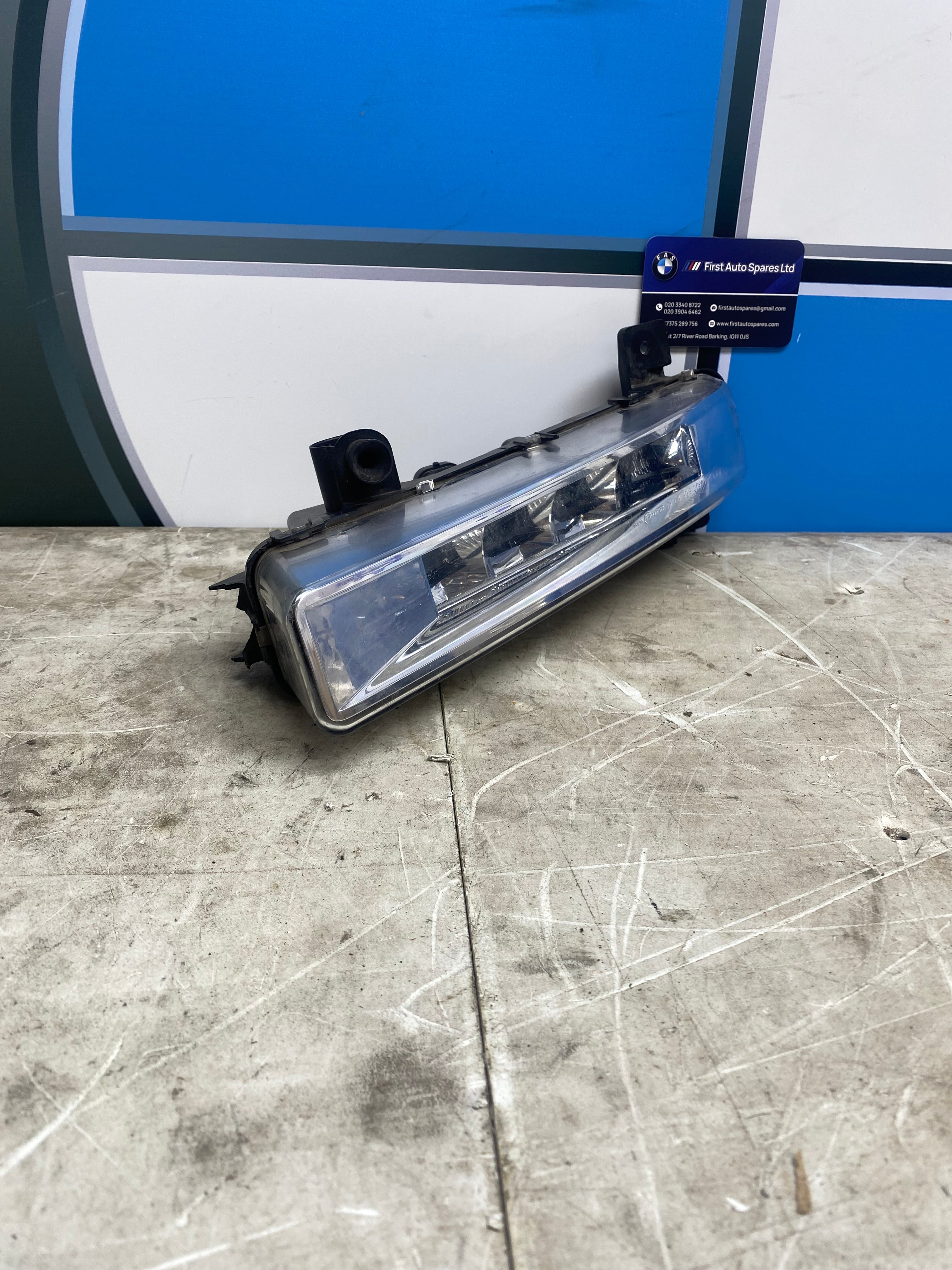 BMW 5 Series & 7 Series Right Headlight Mounting Bracket – Halogen / LED