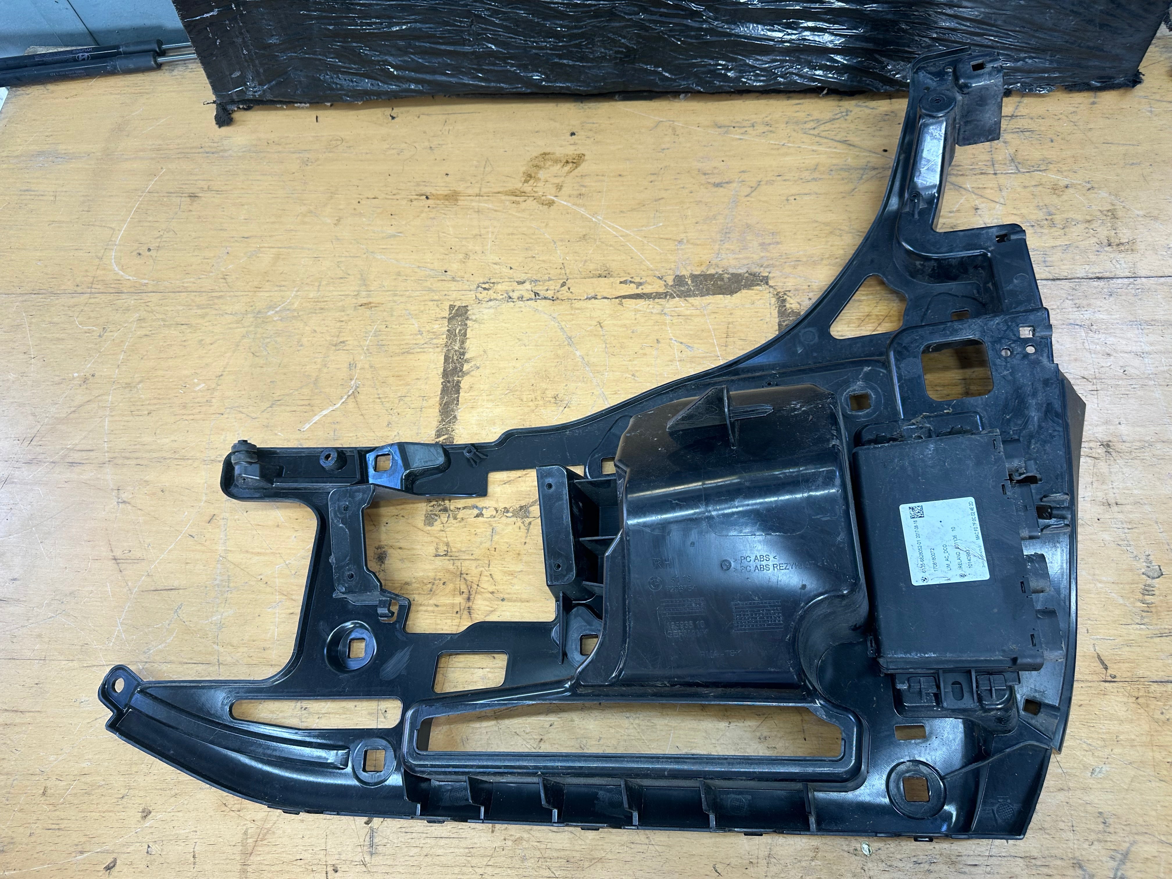 BMW i3 Panel Bracket Rear Right Support Panel Mounting (7296754)