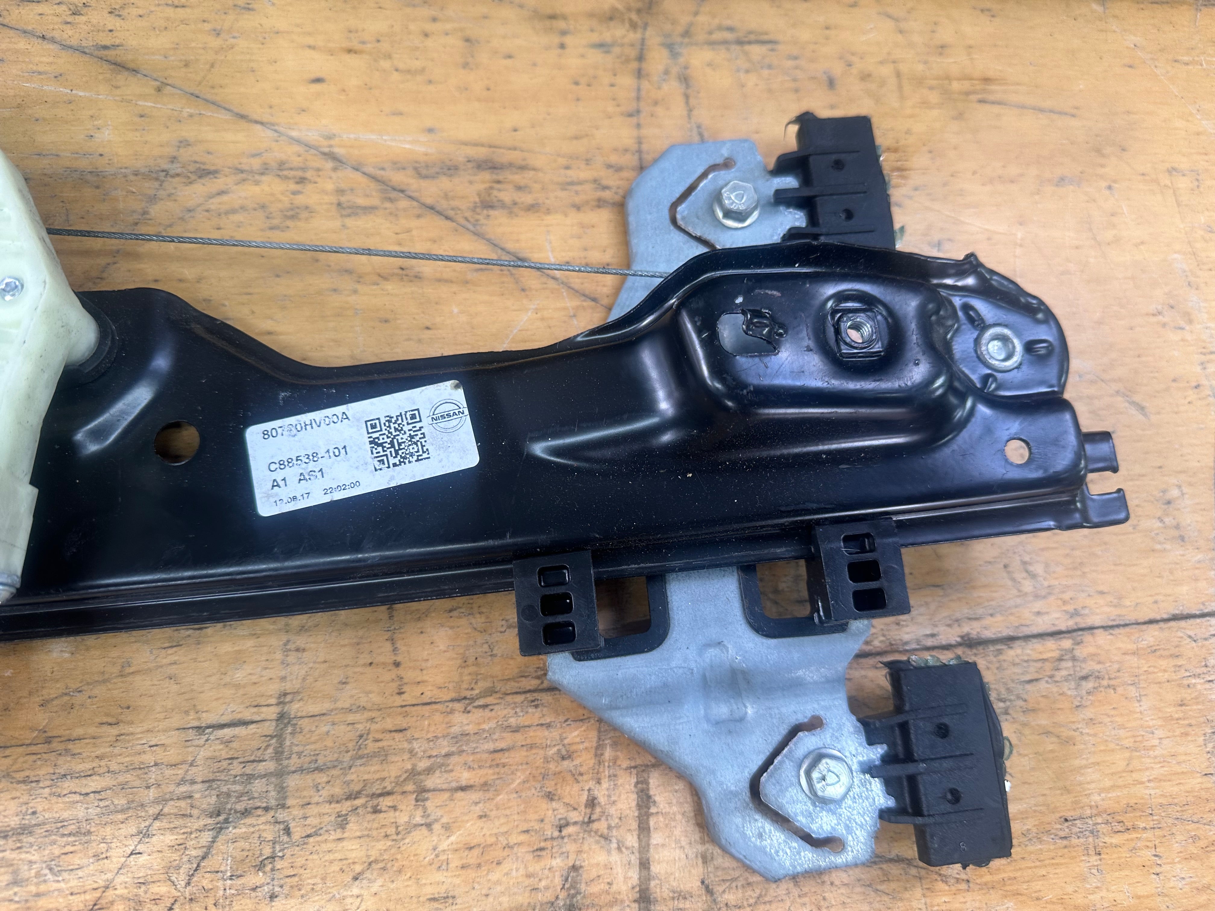 Nissan Qashqai J11 2017 Right Front O/S/F Window Regulator (80700 HV00A)