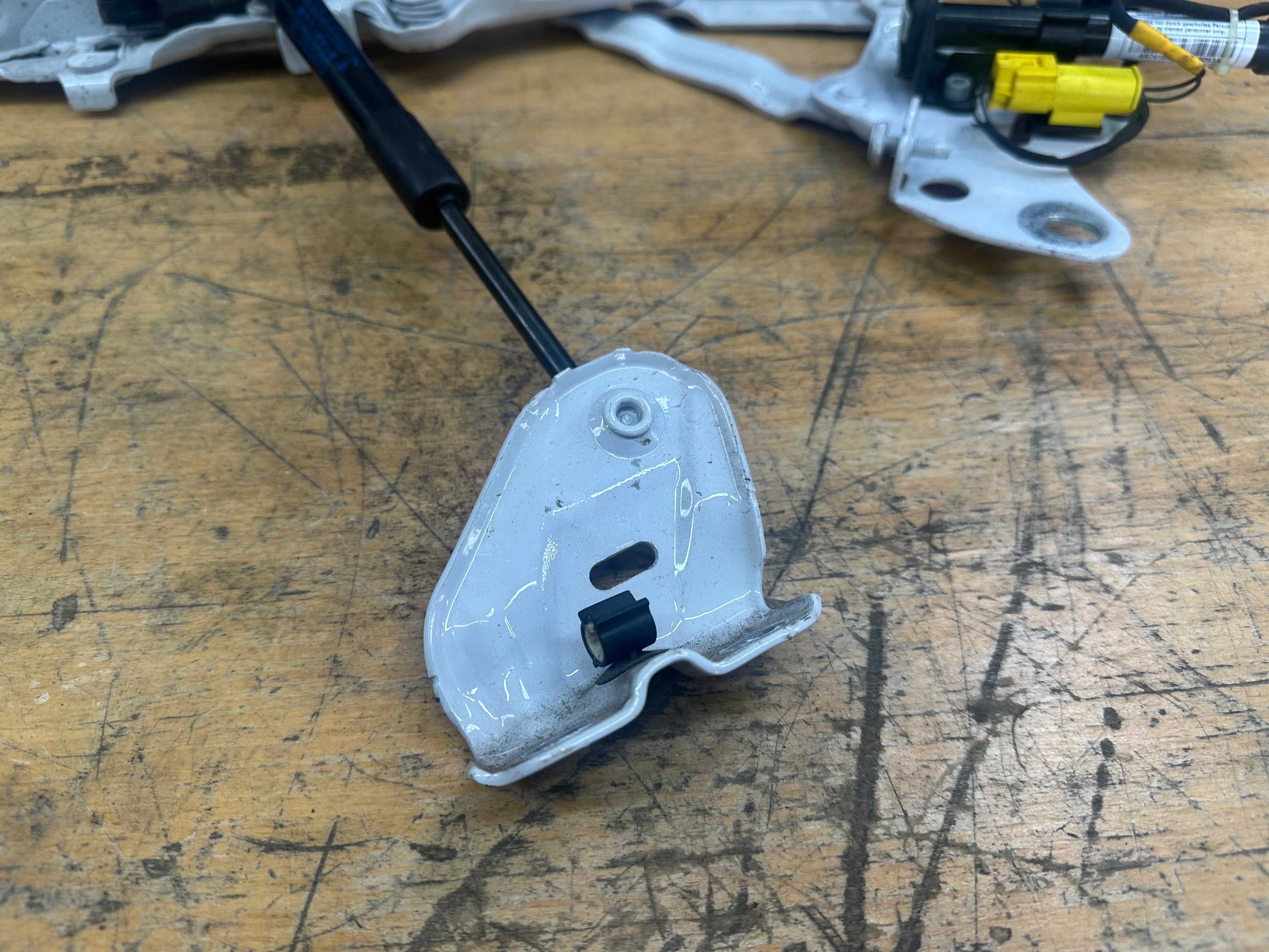 BMW X5 G05 2019 Right Driver’s Bonnet Hood Hinge with Actuator (7418202)