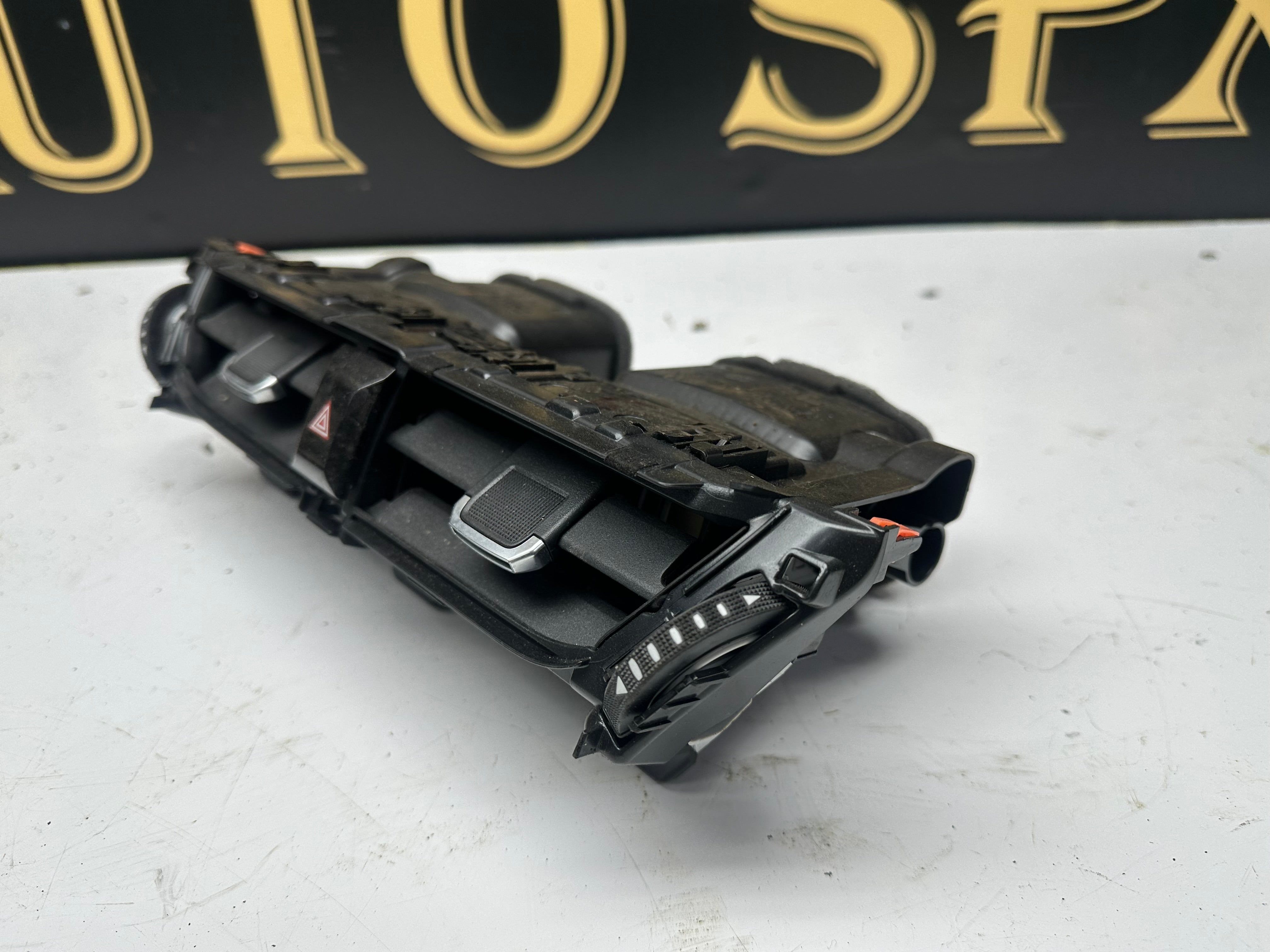 Toyota Corolla Hatchback E21 Dashboard Air Fan (55670-02830) (055642-2830) (55670-02840) (055641-2830)