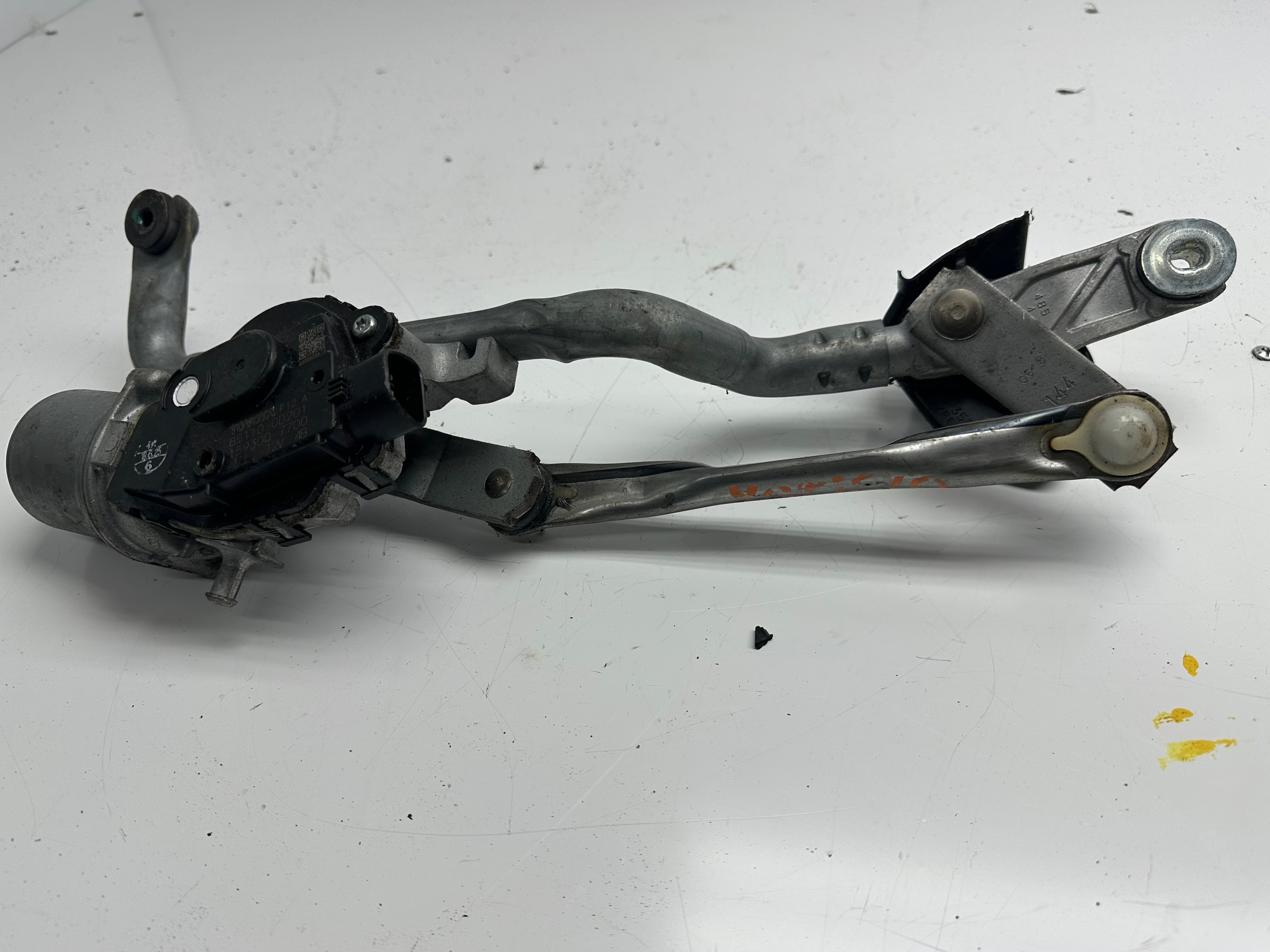 Toyota Yaris Front Wiper Motor & Linkage (85110-0D201) (159300-7700)