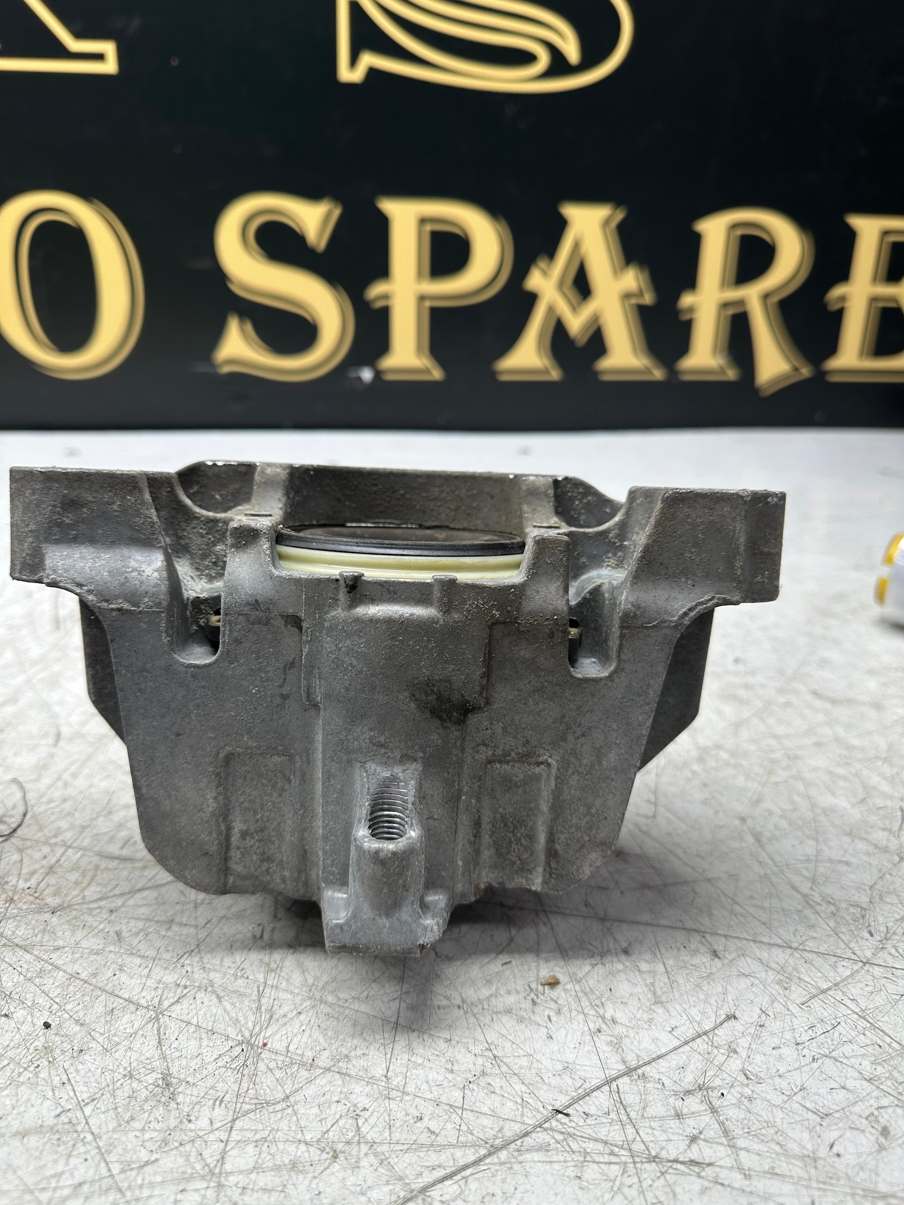 Mercedes-Benz CLA Front Left Engine Mount 26008326 –
