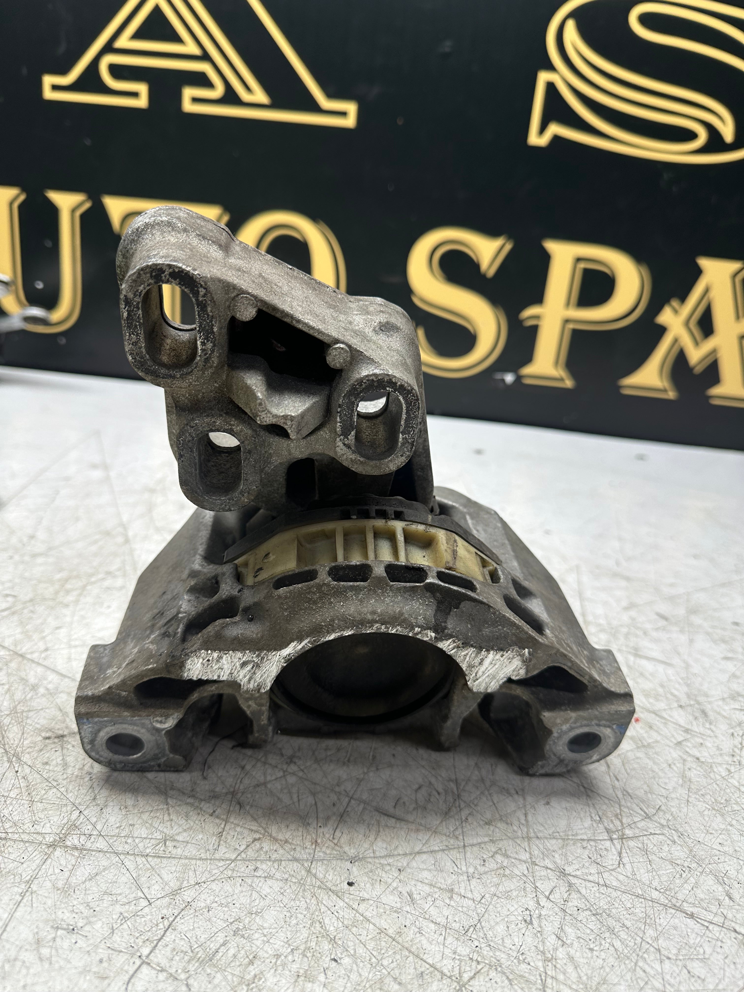 Mercedes-Benz CLA Front Left Engine Mount 26008326 –