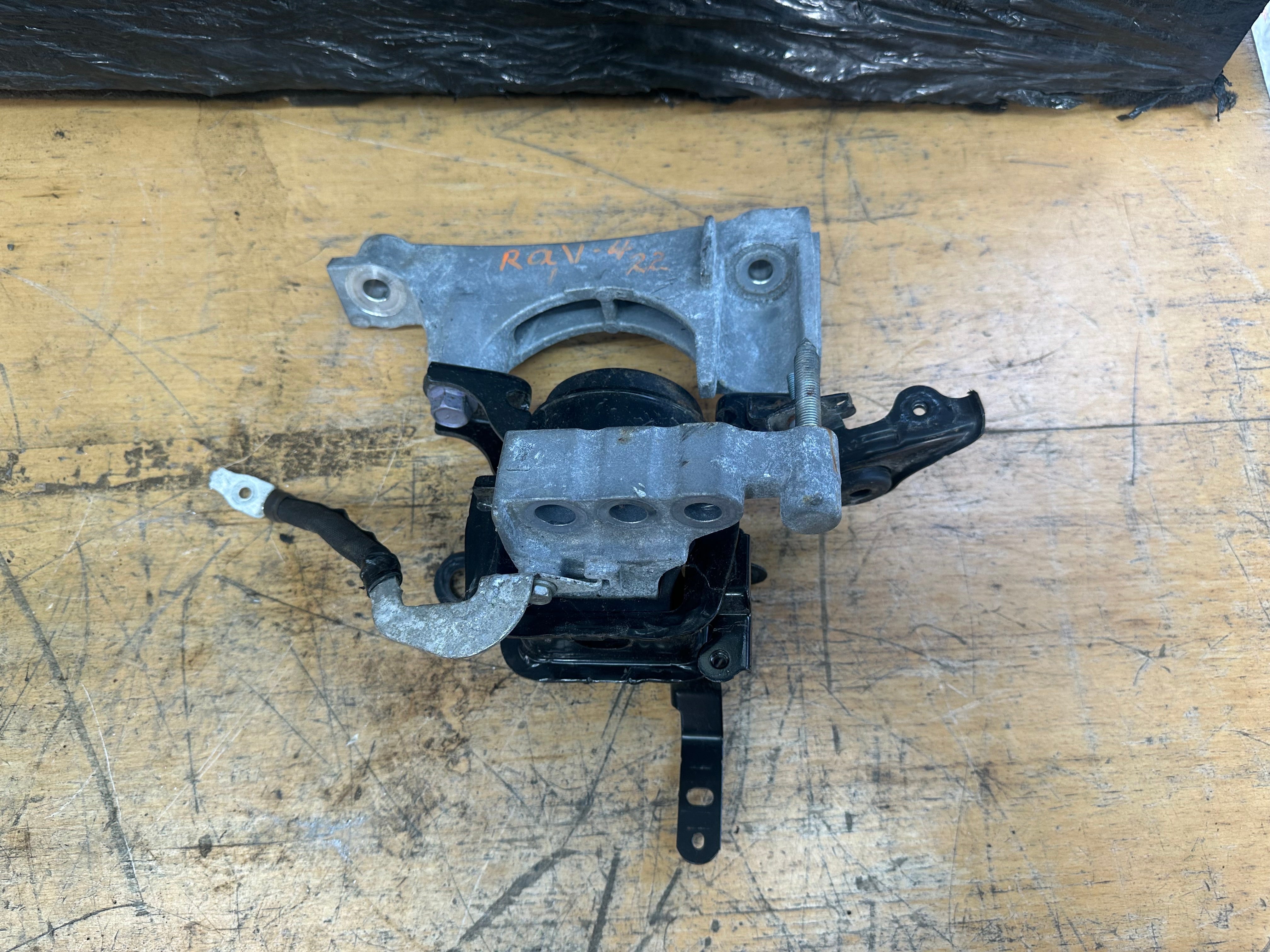 Toyota RAV4 (XA50) 2022 2.5 Hybrid Right Driver's Side Engine Mount (12305-25040)