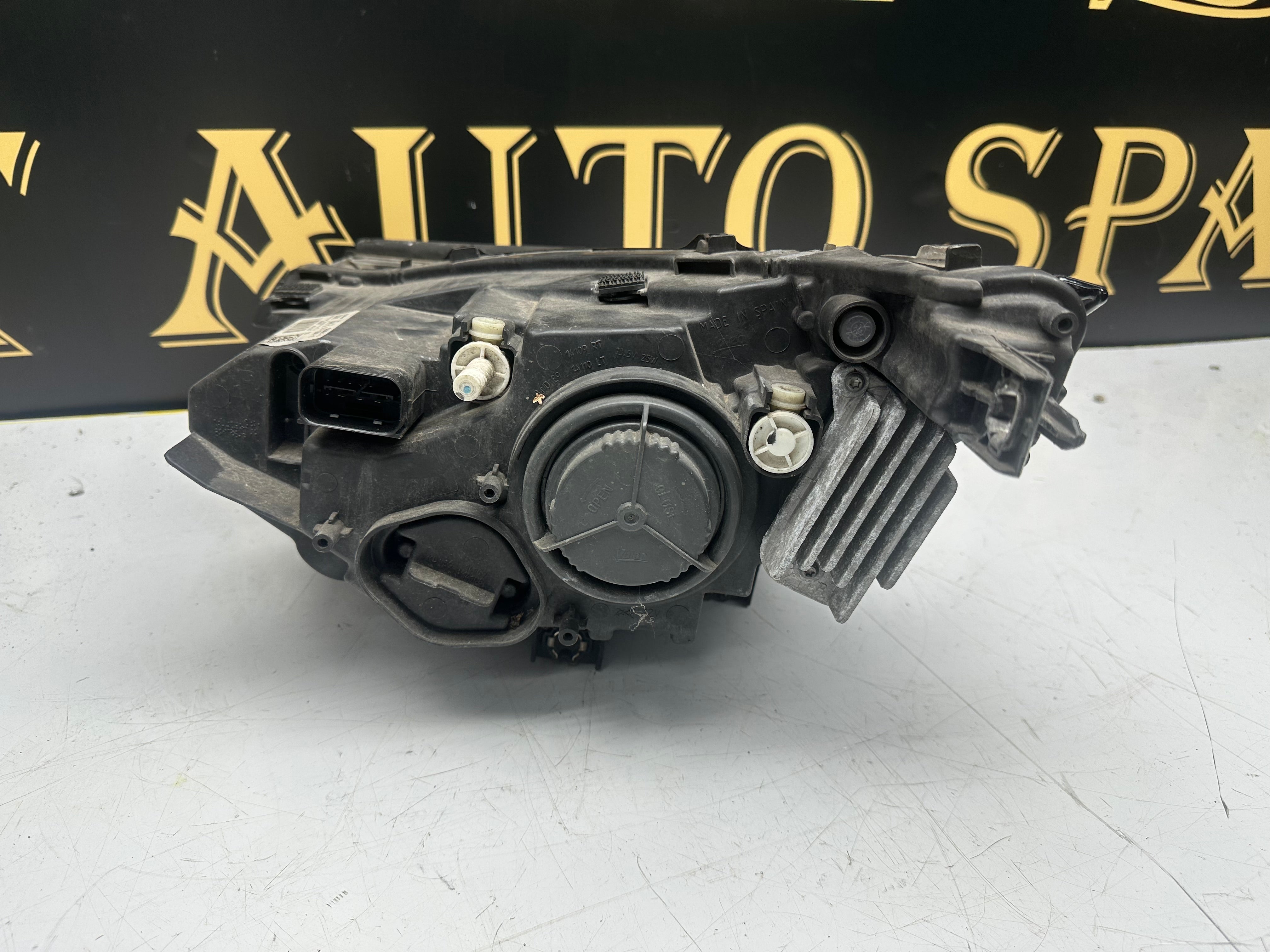 BMW i3 2017 Right Halogen Headlight 7295672 (63.11-7295672-12)